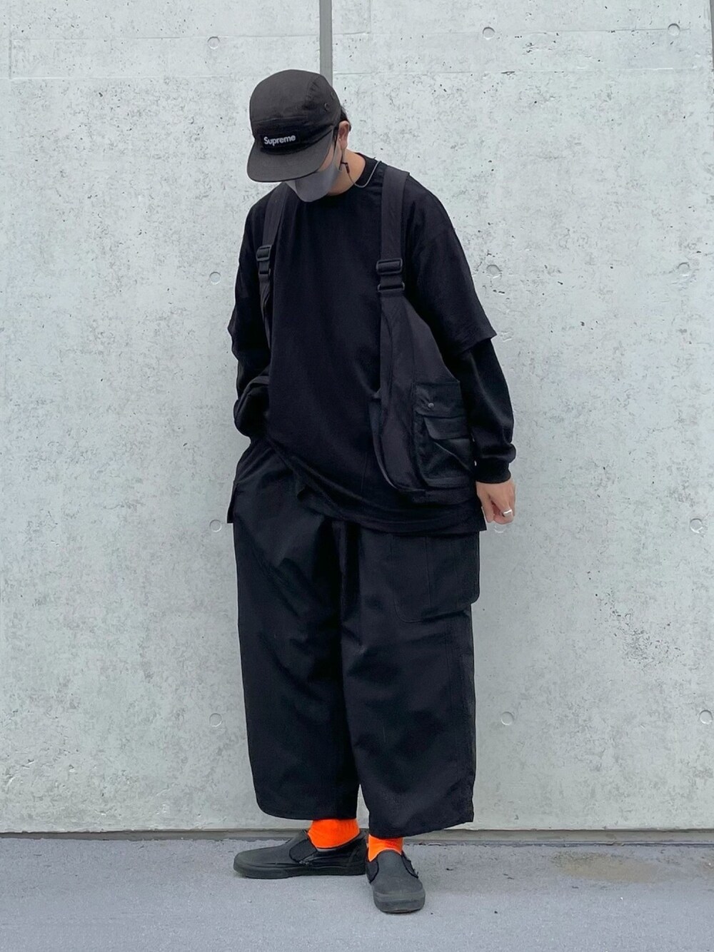 「VANS、ワントーンコーデ、オールブラック、オレンジ、オーバーサイズ、カーゴパンツ、スリッポン、カジュアルコーデ、ミリタリーコーデ」｜「PRO CLUB のPro Club プロクラブ/6.5oz ヘビーウェイトクルーネックTシャツ (ユニセックス)（Tシャツ/カットソー、ブラック系）」を使った、kさん（メンズ・179cm）の秋コーディネートの1枚目の写真