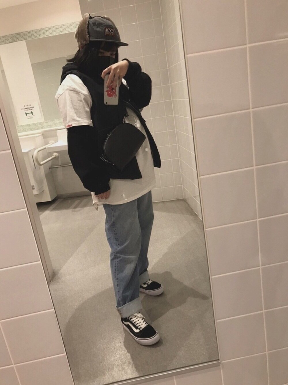 「ZARAのアイテム（デニムパンツ、ブルー系）」を使った、うたちさん（レディース・158cm）の冬コーディネートの1枚目の写真