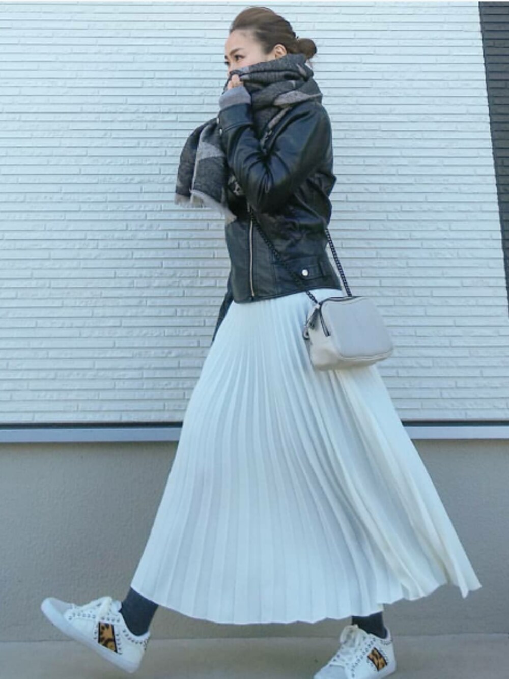 「ZARA、ザラ、プリーツスカート、スニーカー、モノトーンコーデ、ライダース、ストール、シンプルコーデ、オトナカジュアル、ママファッション」｜「ZARAのアイテム（スカート、ホワイト系）」を使った、keicoさん（レディース・153cm）の冬コーディネートの1枚目の写真