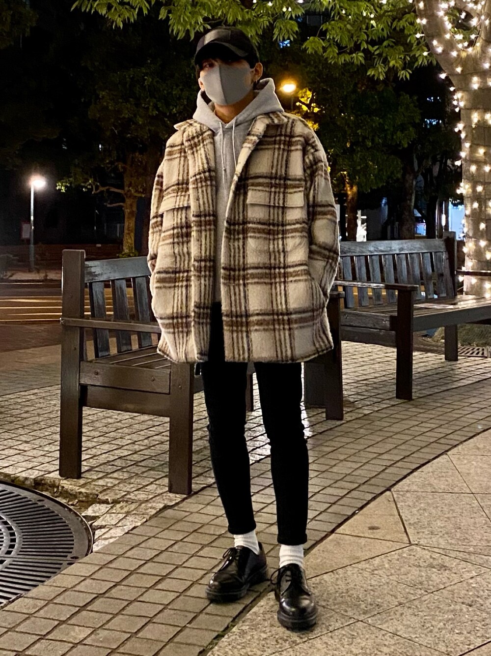 ベージュ系のブルゾン、グレー系のパーカー、ブラック系のデニムパンツを着用したメンズの冬コーディネートの1枚目の写真