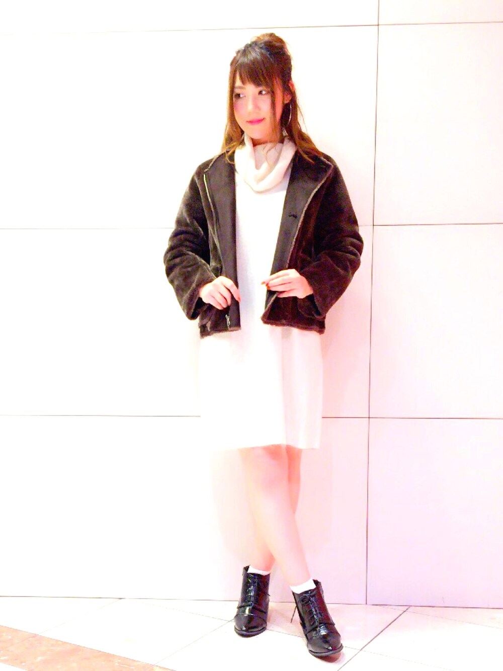 「cheek、ムートンコート、ニットワンピース、ホワイトワンピース、アウター」｜「Cheekのアイテム（ムートンコート、ブラウン系）」を使った、aritan❤︎さん（レディース・165cm）の春コーディネートの1枚目の写真