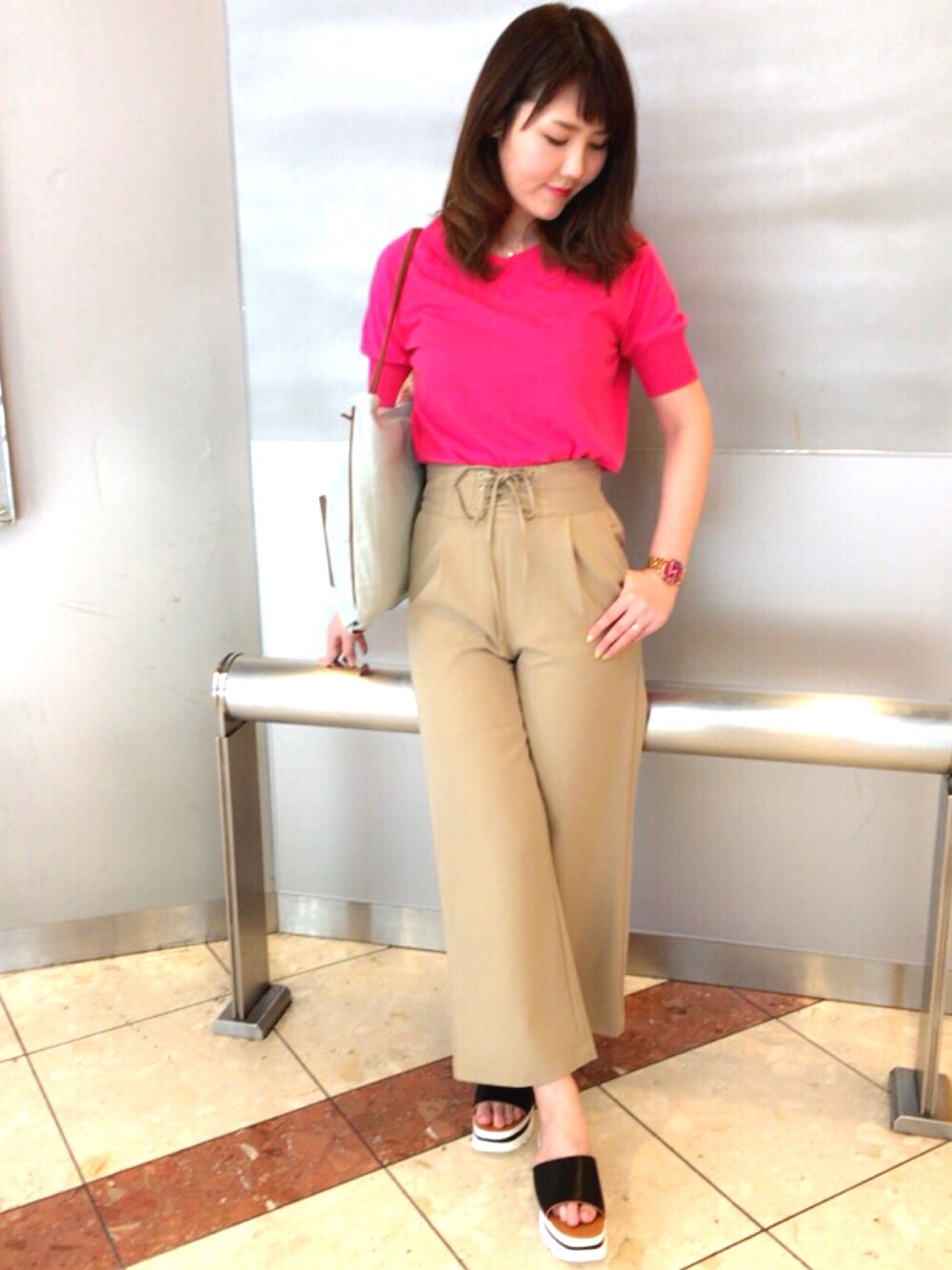 「ワイドパンツ、レースアップ、ビビットカラー、ピンク、カジュアルコーデ」｜「Cheekのアイテム（Tシャツ/カットソー、ピンク系）」を使った、aritan❤︎さん（レディース・165cm）の春コーディネートの1枚目の写真