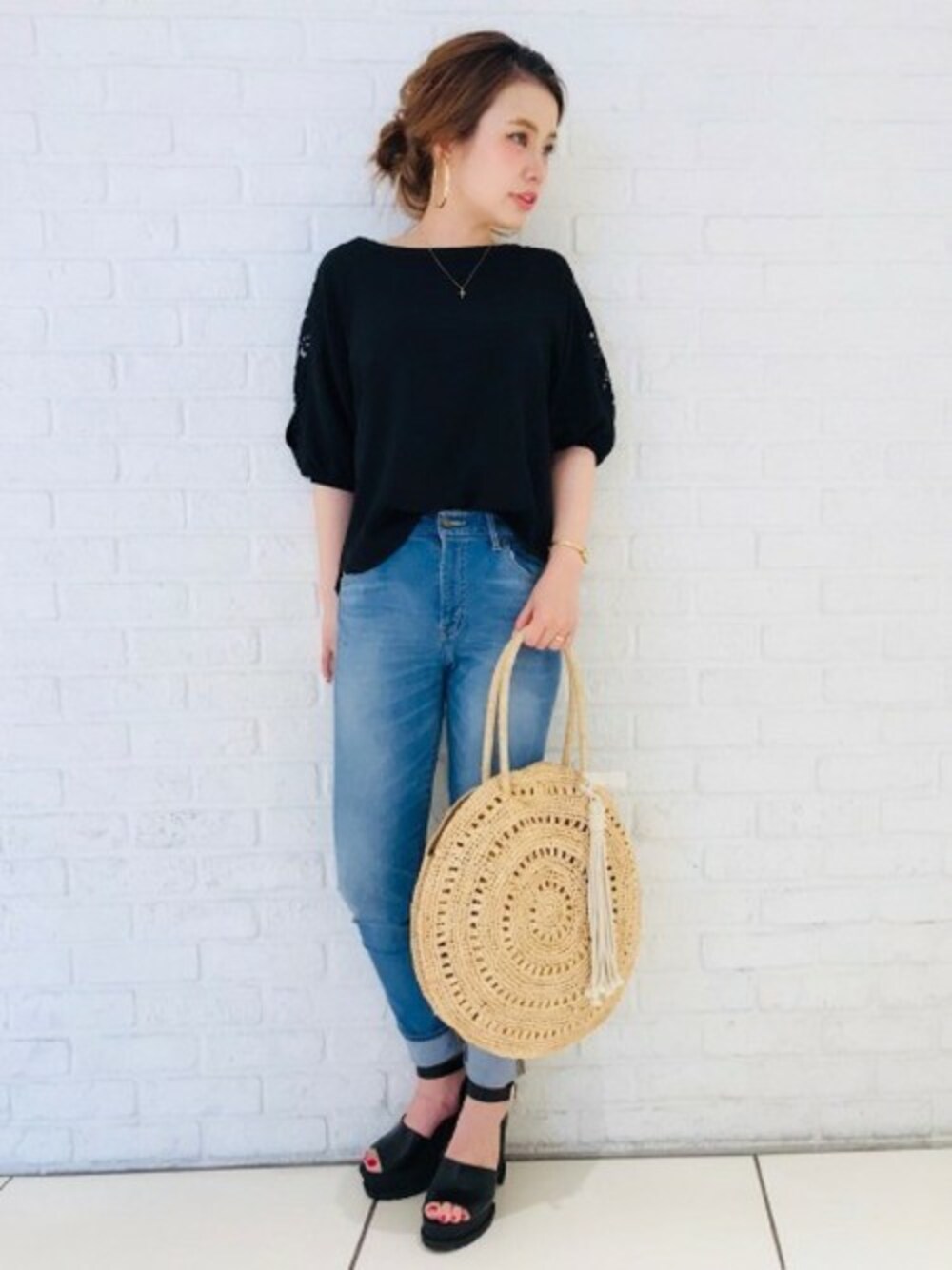 「デニム、ブラウス、トートバッグ、JEANASiS、レース、ジーナシス、大人カジュアル、オープンショルダー、厚底サンダル、ストレートデニム」｜「JEANASISのオープンショルダーレースブラウス/787786（シャツ/ブラウス、ブラック系）」を使った、AI_YOSHIHARAさん（レディース・165cm）の夏コーディネートの1枚目の写真