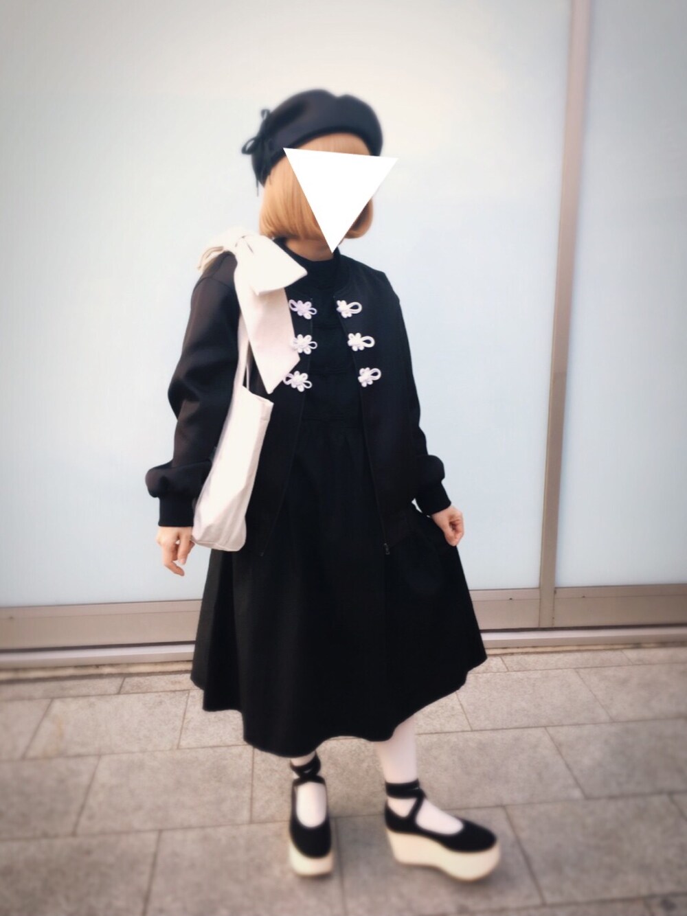「ブルゾン、チャイナ、ベレー帽、めがね、トートバッグ、モノトーン、merlot、monomania、CA4LA、Tokyo bopper」｜「CA4LAのアイテム（ハンチング/ベレー帽、ブラック系）」を使った、Nさん（レディース・148cm）の春コーディネートの1枚目の写真