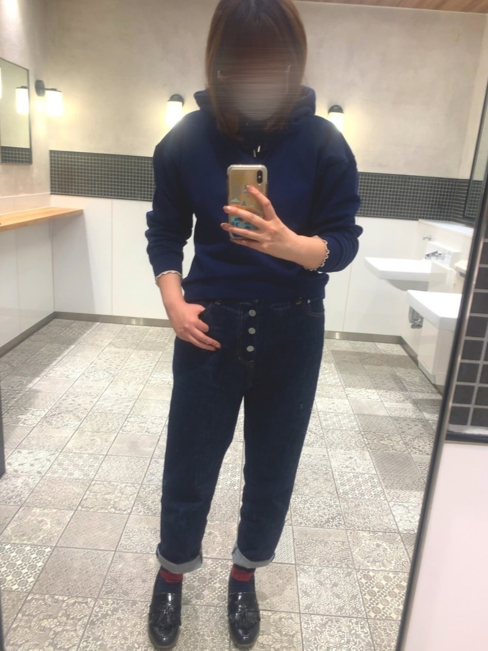 ブルー系のパーカー、ブラック系のローファーを着用したレディースの冬コーディネートの1枚目の写真