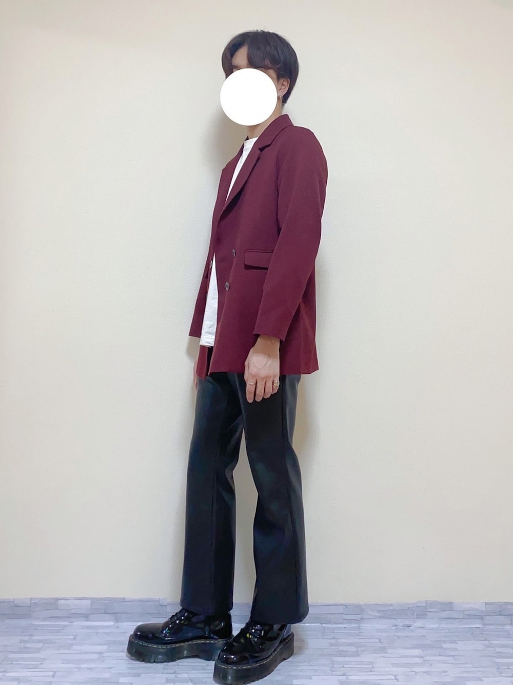 「ブーツ、ドクターマーチン10ホール、レザーパンツ、Adoonplain、フレアパンツ、テーラードジャケット、GUコーデ、Hanes BEFFY-T、ロンT、モノトーンに差し色」｜「GUのアイテム（テーラードジャケット、レッド系）」を使った、きょみさん（メンズ・171cm）の秋コーディネートの1枚目の写真