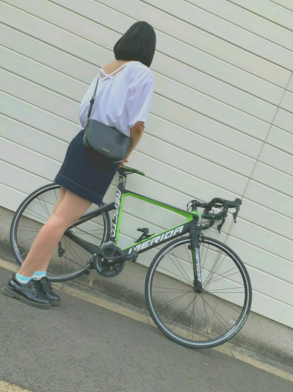 「HOTPINGのアイテム（デニムスカート、ブルー系）」を使った、MoKaさん（レディース・161cm）の春コーディネートの1枚目の写真