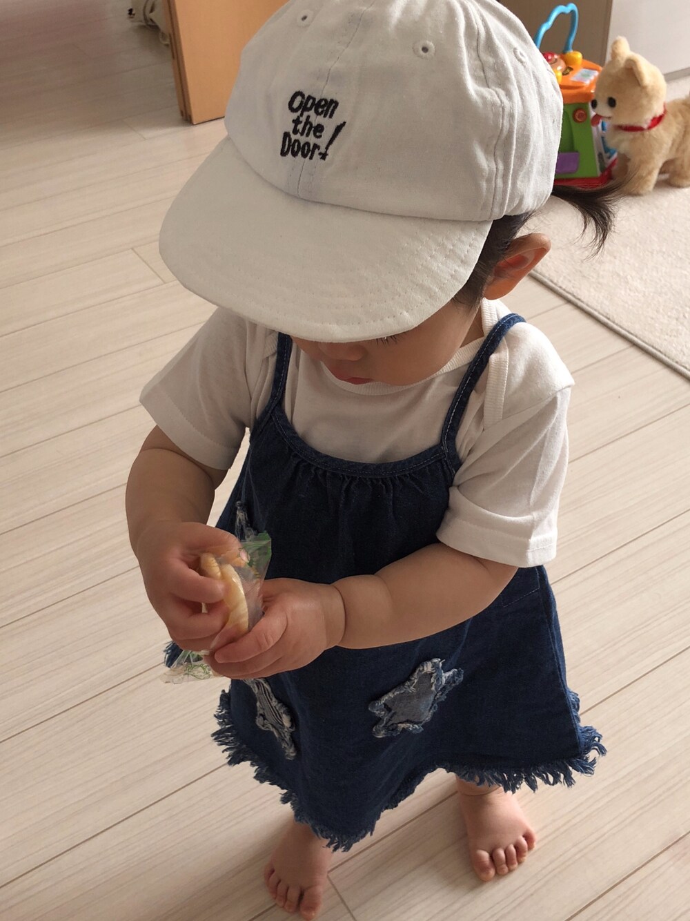 「デニムワンピース、コムサ、女の子、シンプルコーデ、Tシャツ」｜「COMME CA ISMのアイテム（Tシャツ/カットソー、ホワイト系）」を使った、らな☆さらさん（キッズ・80cm）の夏コーディネートの1枚目の写真
