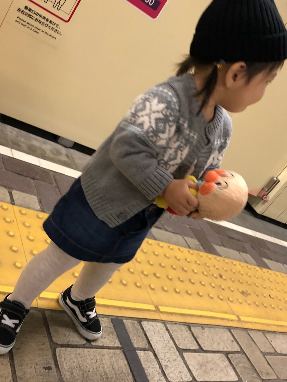 「AW、ベビーコーデ、カーディガン、タイツ×スニーカー、babygap」｜「babyGAPのアイテム（カーディガン/ボレロ、グレー系）」を使った、らな☆さらさん（キッズ・80cm）の秋コーディネートの1枚目の写真