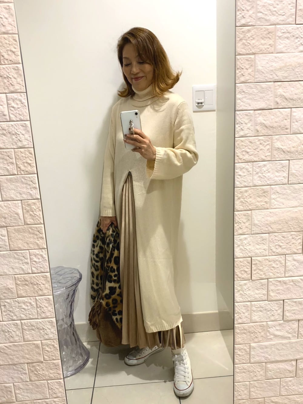 「シンプルコーデ、ラクチンコーデ、プリーツスカート、タートルネックワンピース、スリットワンピース、ベージュコーデ、60代コーデ」｜「Birthday roomのフロントスリットタートルネックニットワンピース（ワンピース、ベージュ系）」を使った、ts.styleさん（レディース・159cm）の冬コーディネートの1枚目の写真