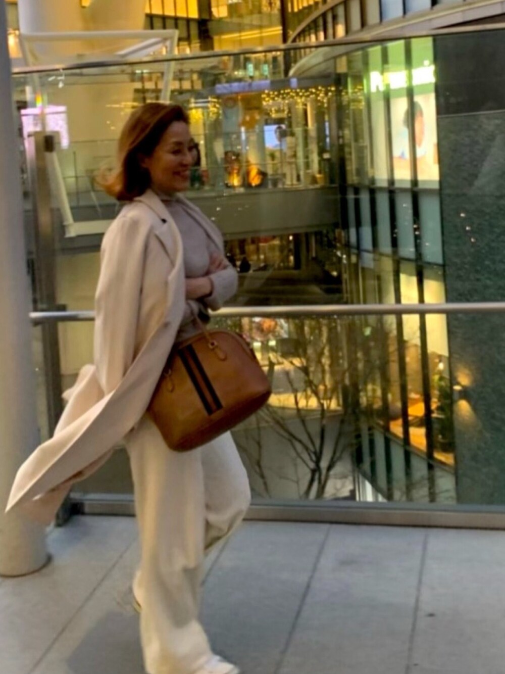 「ベージュ、ホワイト＆ベージュ、ホワイトパンツ、TOMORROWLAND、DES PRÉS、GUCCI、Cartier、60代コーデ、over60」｜「GUCCIのアイテム（バッグ、ブラウン系）」を使った、ts.styleさん（レディース・159cm）の冬コーディネートの1枚目の写真