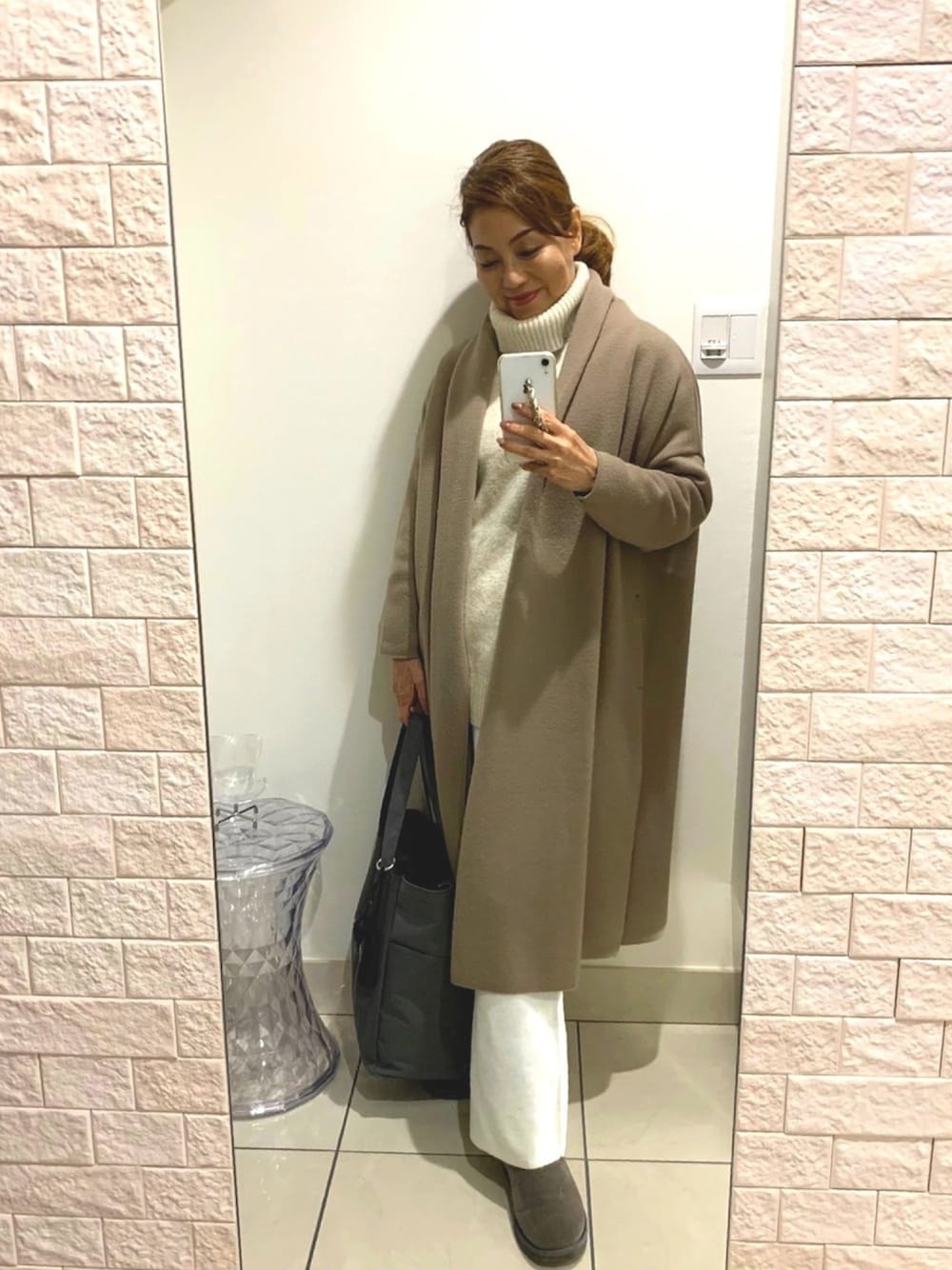 「大人コーデ、ベージュコーデ、ニットコート、MUSE、Deuxieme Classe(Deuxieme Classe)、白パンツ、ニットパンツ、ジムへGO、60代コーデ、over60」｜「mili an deniのリブニットワイドパンツ（その他パンツ、ホワイト系）」を使った、ts.styleさん（レディース・159cm）の冬コーディネートの1枚目の写真