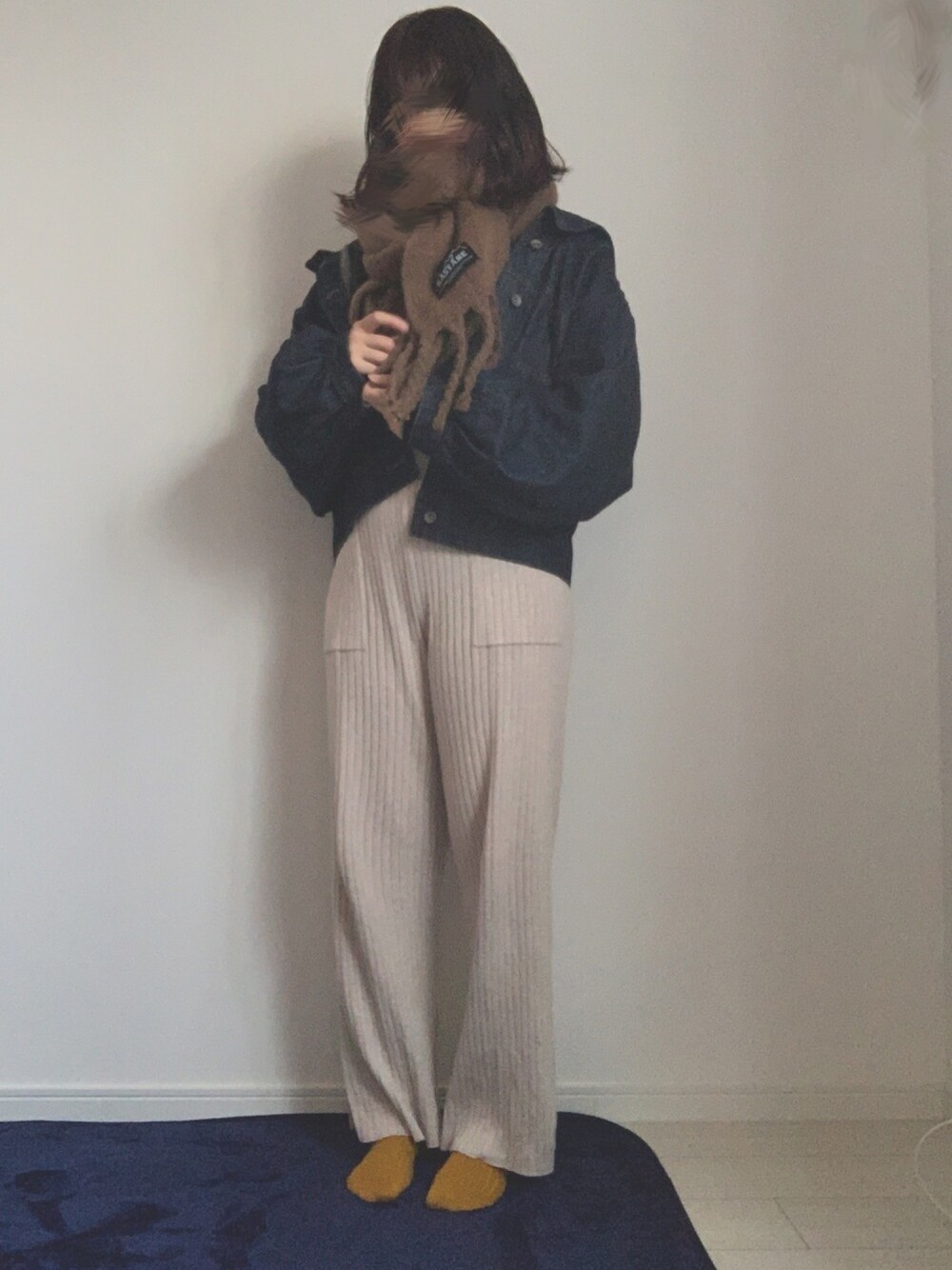 「シンプル、休日スタイル、冬コーデ、Kastane、wcloset、ストール、マフラー、デニムジャケット、リブパンツ、パンツスタイル」｜「GUのアイテム（パンツ、ホワイト系）」を使った、rinさん（レディース・160cm）の秋コーディネートの1枚目の写真