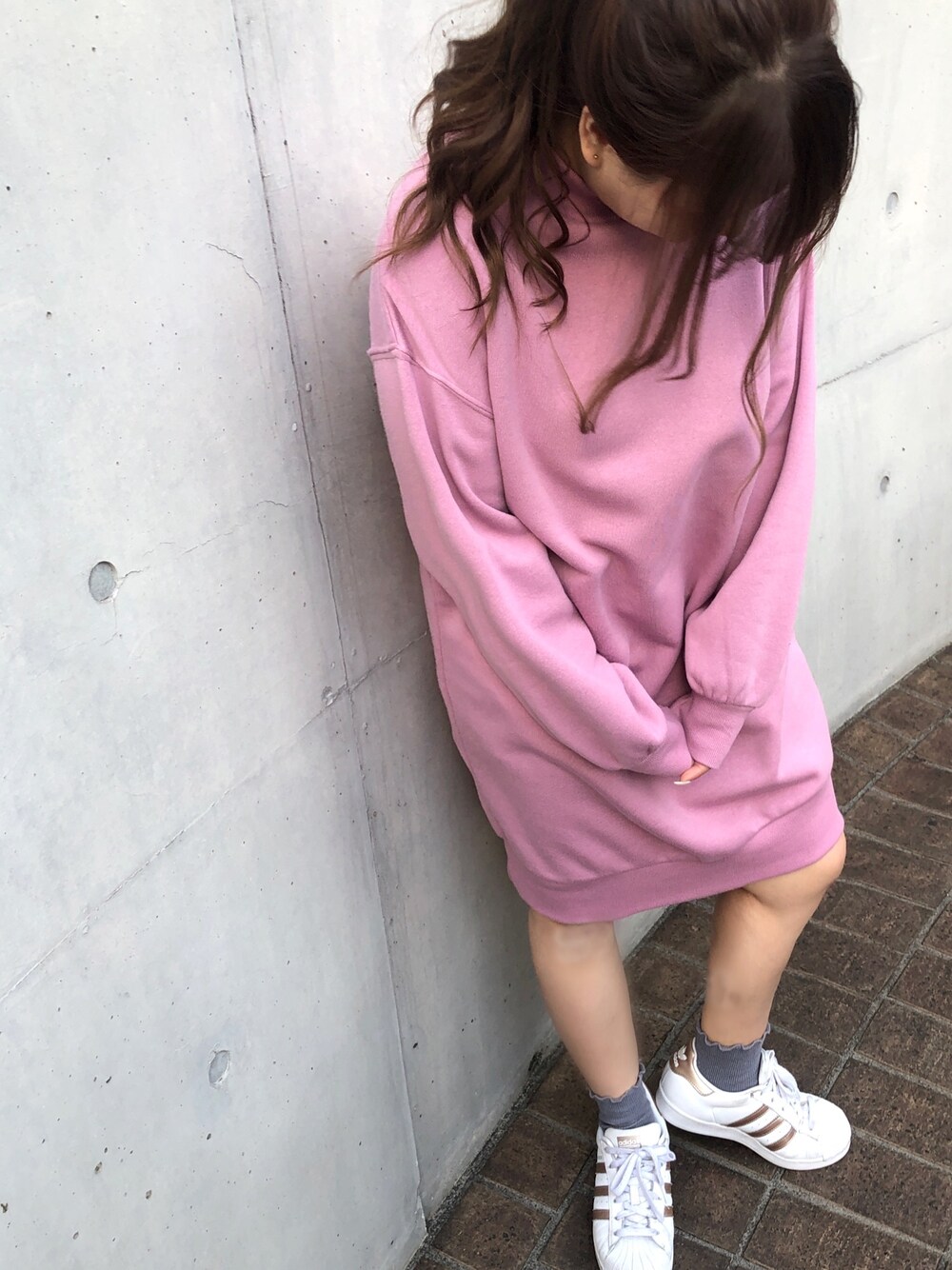 「シンプルコーデ、おしゃれさんと繋がりたい、モックネック、一枚着ワンピース、裏起毛、ボリューム袖、ピンク、パジャマ、あったかい」｜「Mysa&Liinaの裏起毛モックネックワンピース（ワンピース、ピンク系）」を使った、* 𝙠𝙧𝙣 *さん（レディース・148cm）の冬コーディネートの1枚目の写真