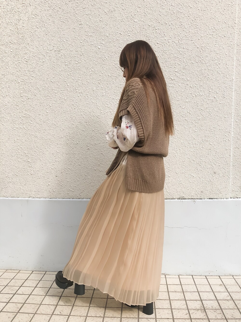 「お洒落さんとつながりたい、mysaliina、ベージュ、ニットベスト、ニット、花柄ブラウス、花柄、ブラウス、プリーツスカート、オーガンジー」｜「Mysa&Liinaのケーブルニットベスト（ベスト、ブラウン系）」を使った、* 𝙠𝙧𝙣 *さん（レディース・148cm）の冬コーディネートの1枚目の写真