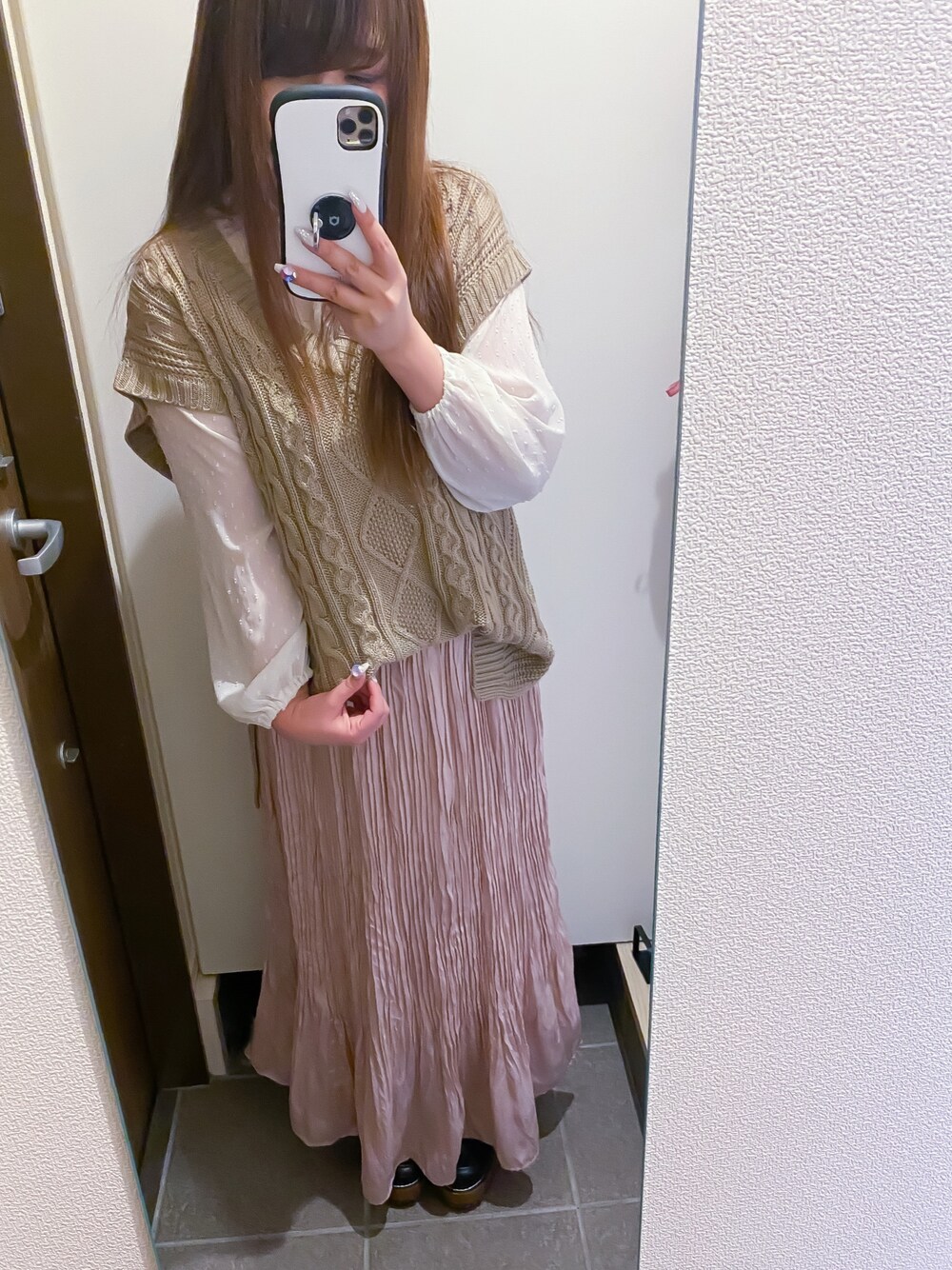 「カジュアルコーデ、ロングスカート、mysaliina、ニットベスト、ベスト、ベストコーデ、ニット、低身長、ブラウス」｜「Mysa&Liinaのケーブルニットベスト（ベスト、ベージュ系）」を使った、* 𝙠𝙧𝙣 *さん（レディース・148cm）の冬コーディネートの1枚目の写真