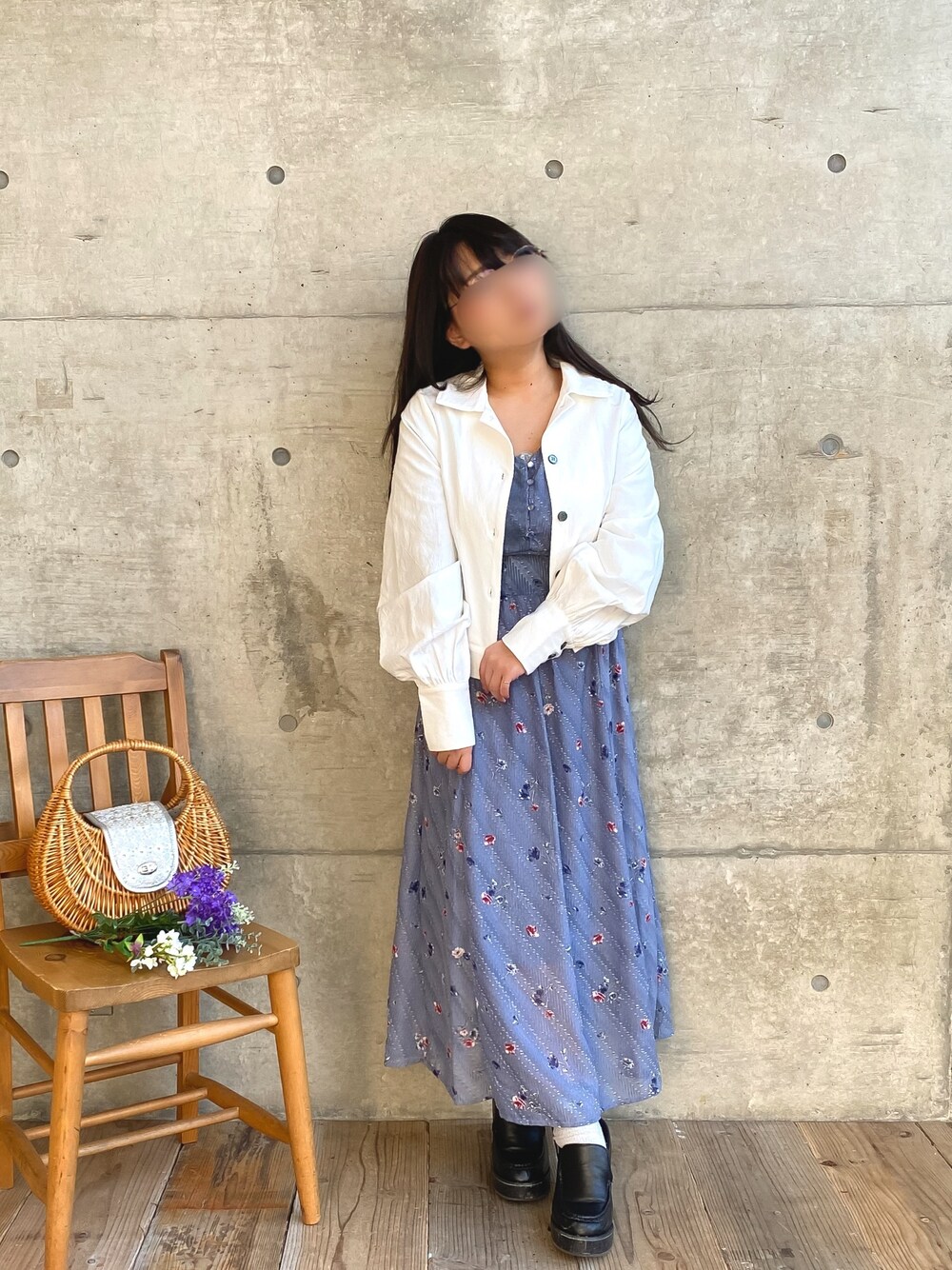 「大人カジュアル、低身長コーデ、おしゃれさんと繋がりたい、ホワイトコーデ、花柄、花柄ワンピース、サックスブルー、パステル映える春、白、ボリューム袖」｜「Mysa&Liinaのコンパクトギャザーシャツジャケット（シャツ/ブラウス、ホワイト系）」を使った、* 𝙠𝙧𝙣 *さん（レディース・148cm）の春コーディネートの1枚目の写真