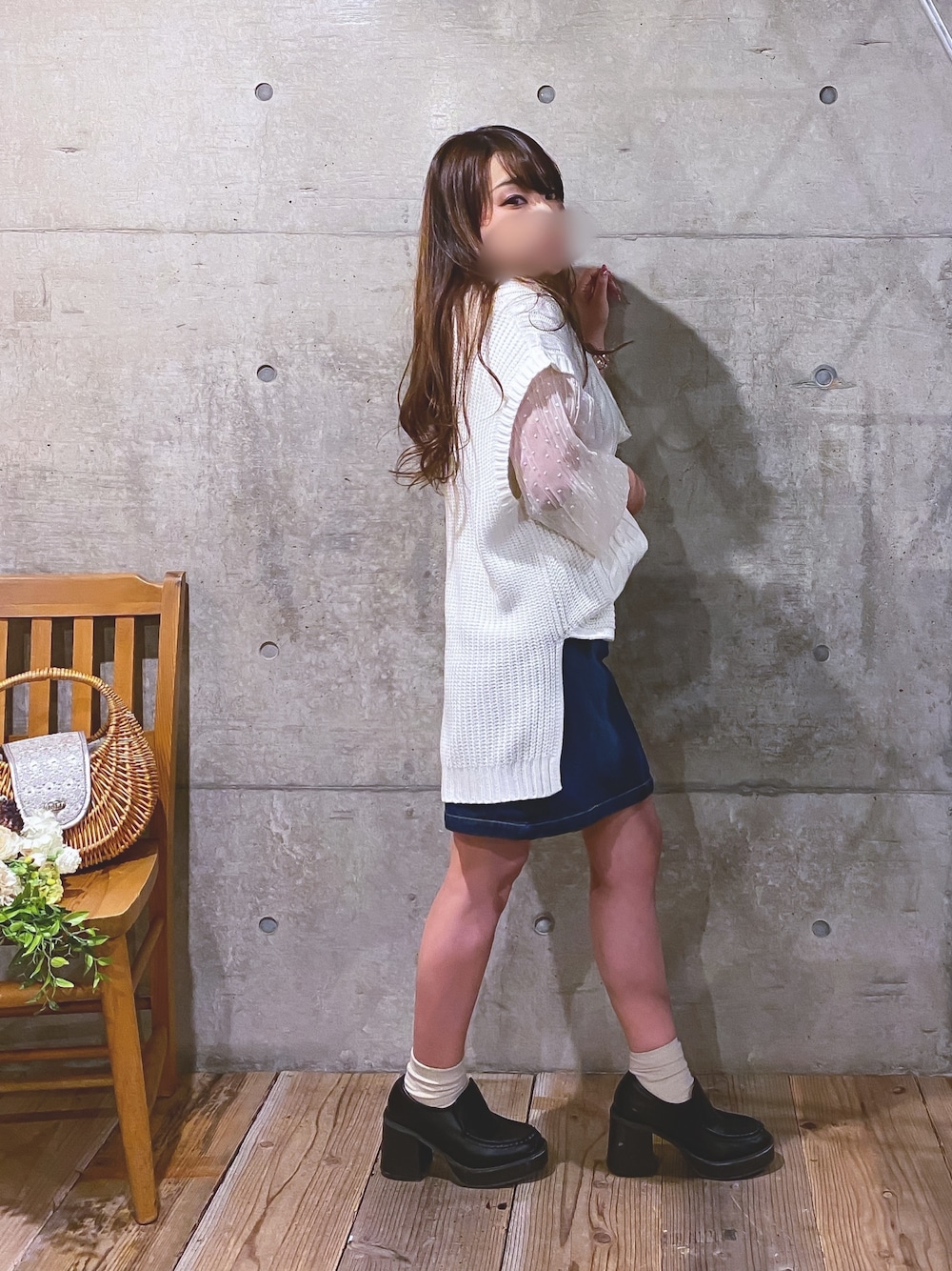 ホワイト系のベスト、ホワイト系のシャツ/ブラウス、ブルー系のデニムスカートを着用したレディースの春コーディネートの1枚目の写真