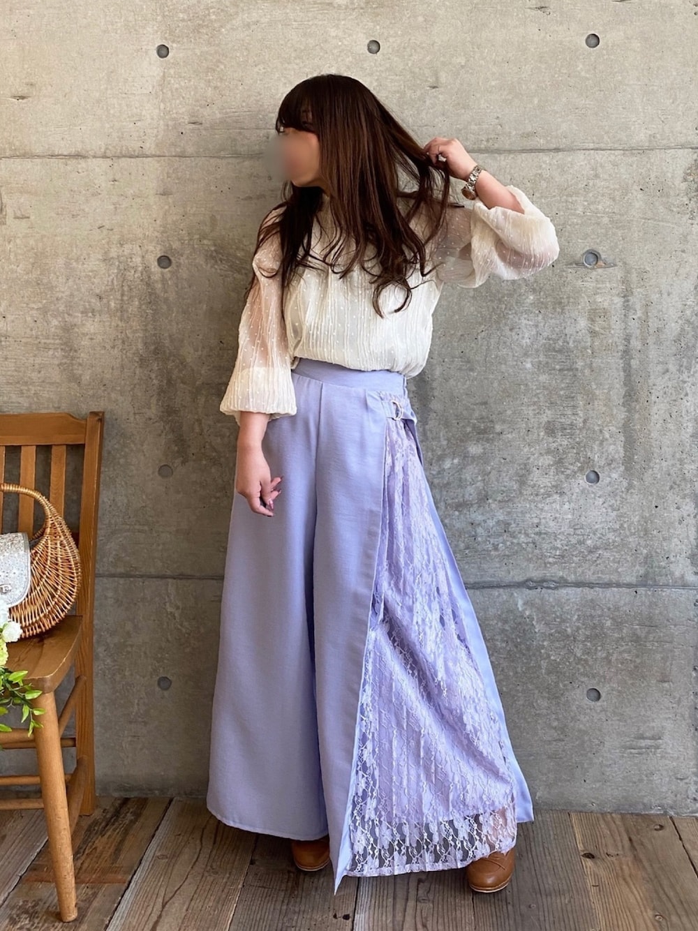 ホワイト系のシャツ/ブラウス、パープル系のその他パンツを着用したレディースの春コーディネートの1枚目の写真