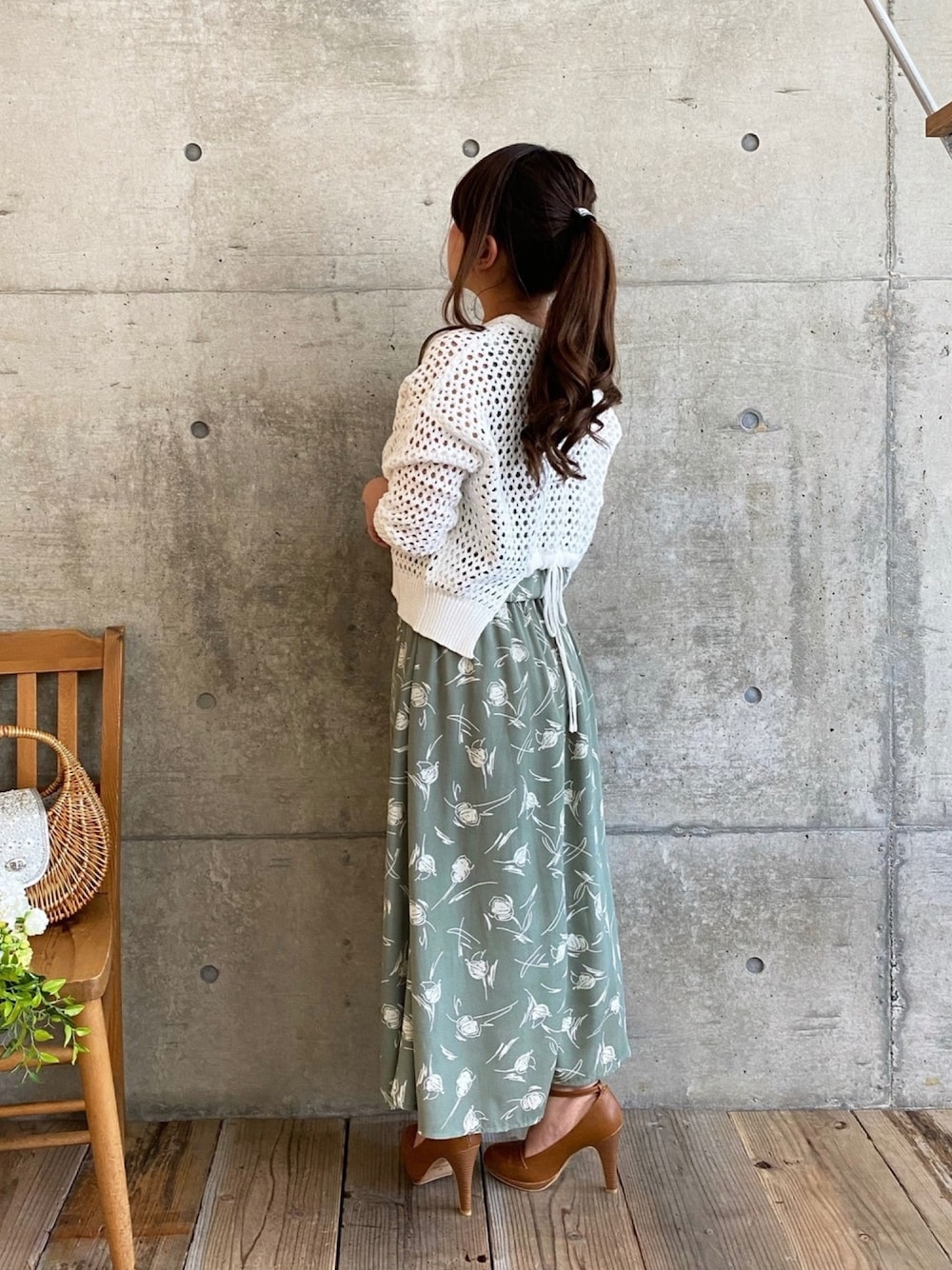 グリーン系のワンピース、ホワイト系のニット/セーターを着用したレディースの春コーディネートの1枚目の写真