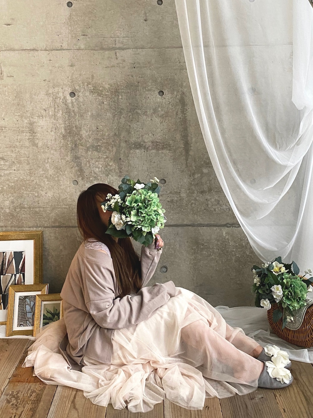 ベージュ系のタンクトップ、パープル系のスウェット、ベージュ系のスカートを着用したレディースの春コーディネートの1枚目の写真