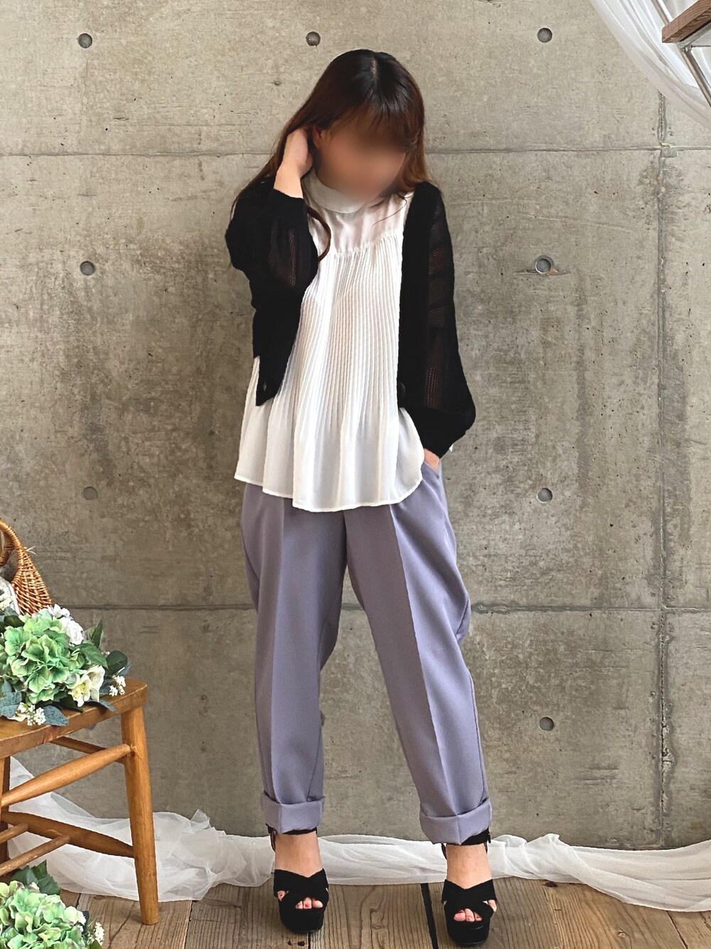 ホワイト系のシャツ/ブラウス、ブラック系のカーディガン/ボレロ、ブルー系のスラックスを着用したレディースの夏コーディネートの1枚目の写真