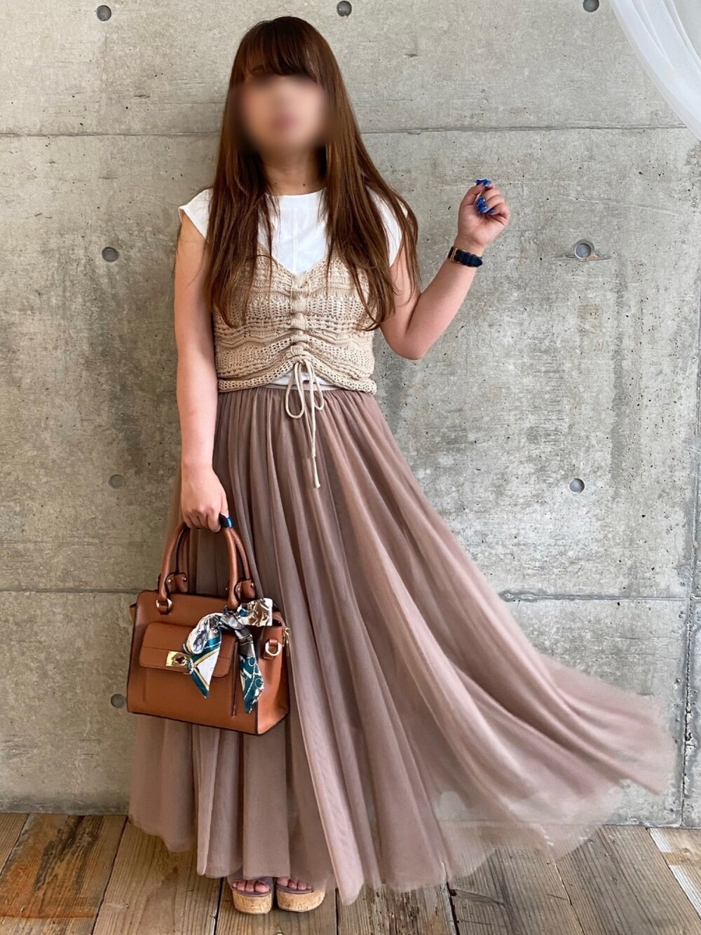 ベージュ系のTシャツ/カットソー、ブラウン系のスカート、ブラウン系のショルダーバッグを着用したレディースの夏コーディネートの1枚目の写真
