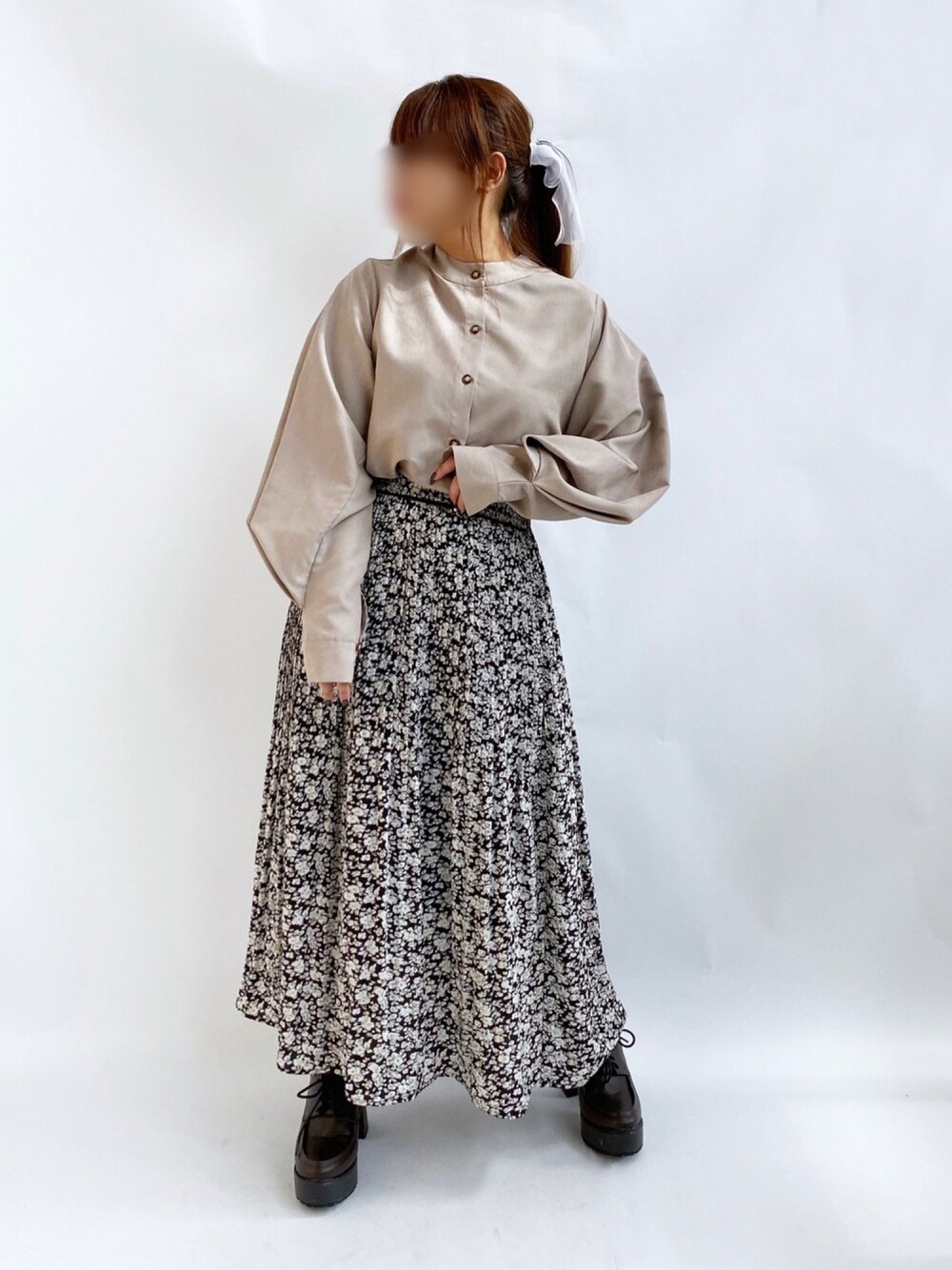 ホワイト系のシャツ/ブラウス、ブラック系のスカートを着用したレディースの秋コーディネートの1枚目の写真