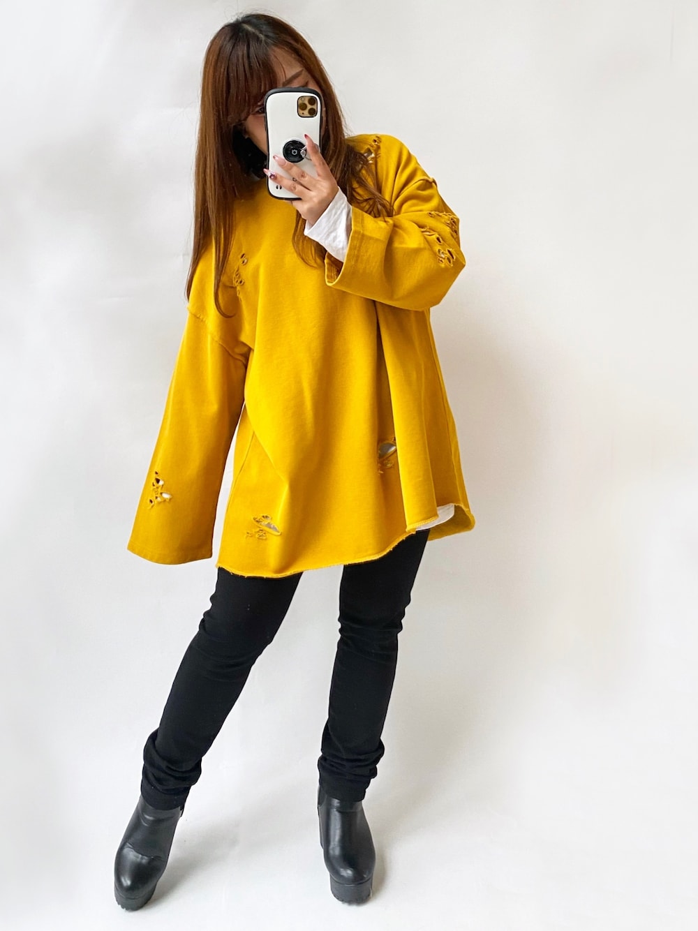 「休日コーデ、秋コーデ、カジュアルコーデ、大人カジュアル、スウェット、プチプラ、ラフ、低身長、白Tシャツ、ユニクロ」｜「Mysa&LiinaのヘンリーネックBIGロングTシャツ（Tシャツ/カットソー、ホワイト系）」を使った、* 𝙠𝙧𝙣 *さん（レディース・148cm）の秋コーディネートの1枚目の写真