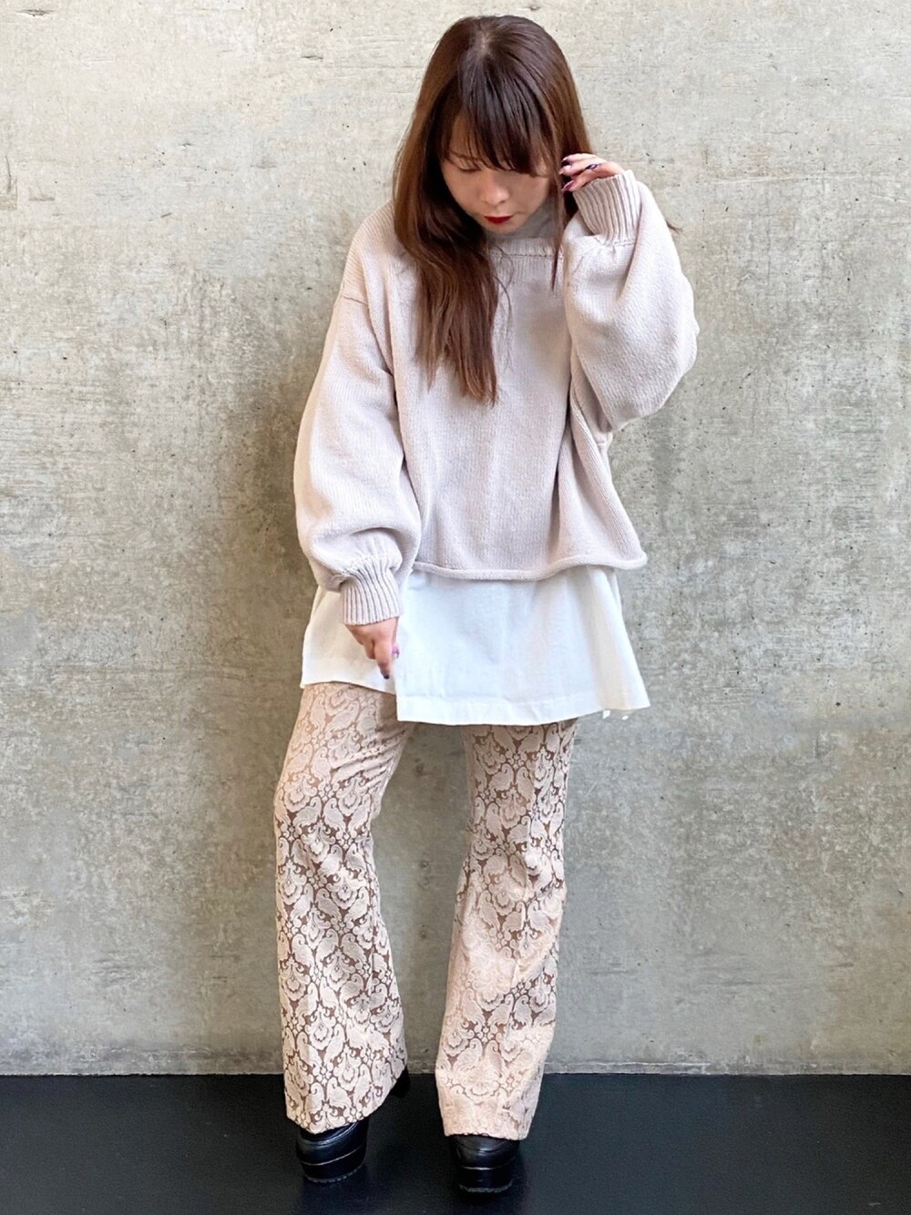 ホワイト系のTシャツ/カットソー、ベージュ系のニット/セーター、ベージュ系のその他パンツを着用したレディースの春コーディネートの1枚目の写真
