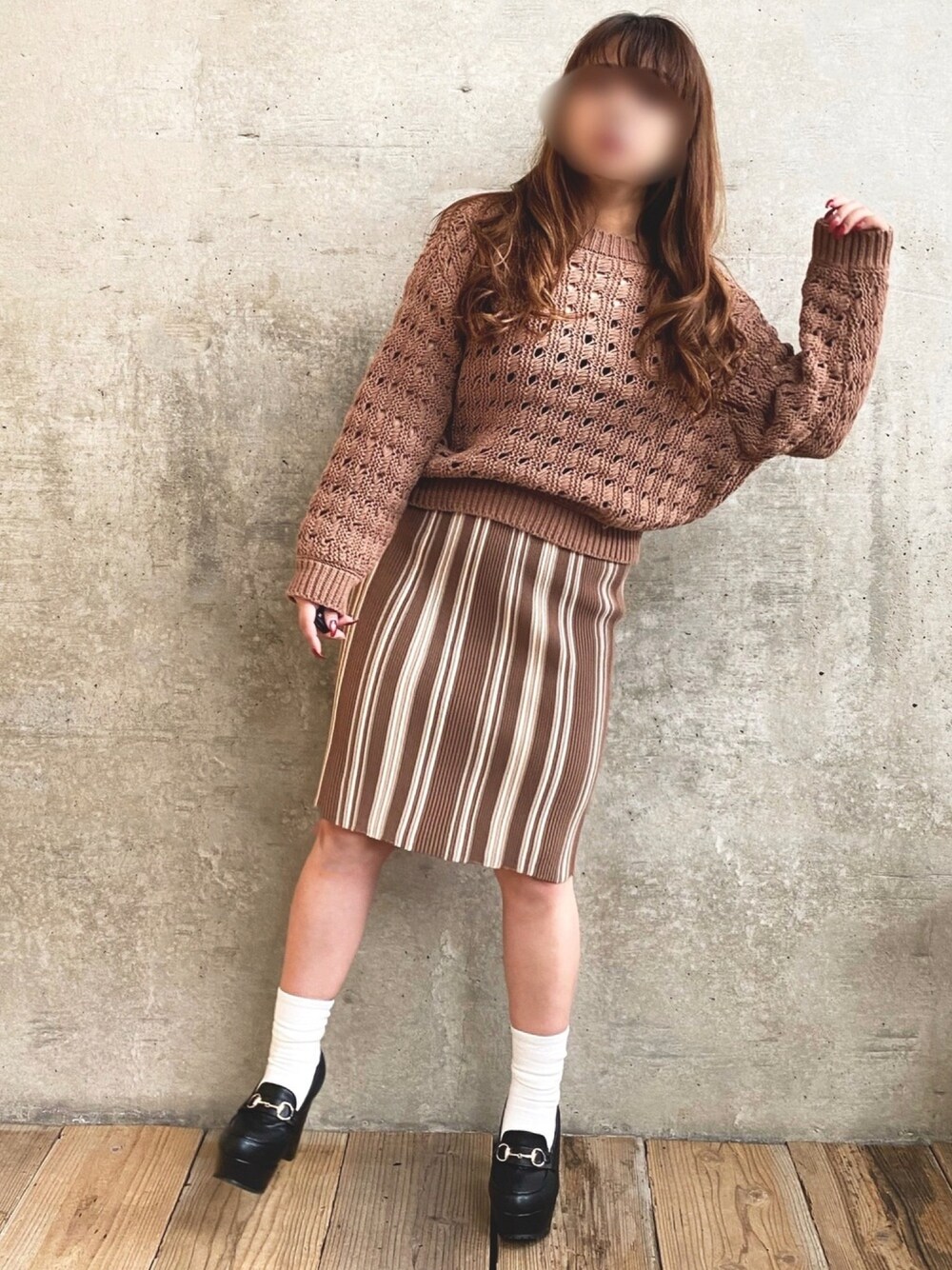 ブラウン系のカーディガン/ボレロ、ブラウン系のスカートを着用したレディースの春コーディネートの1枚目の写真