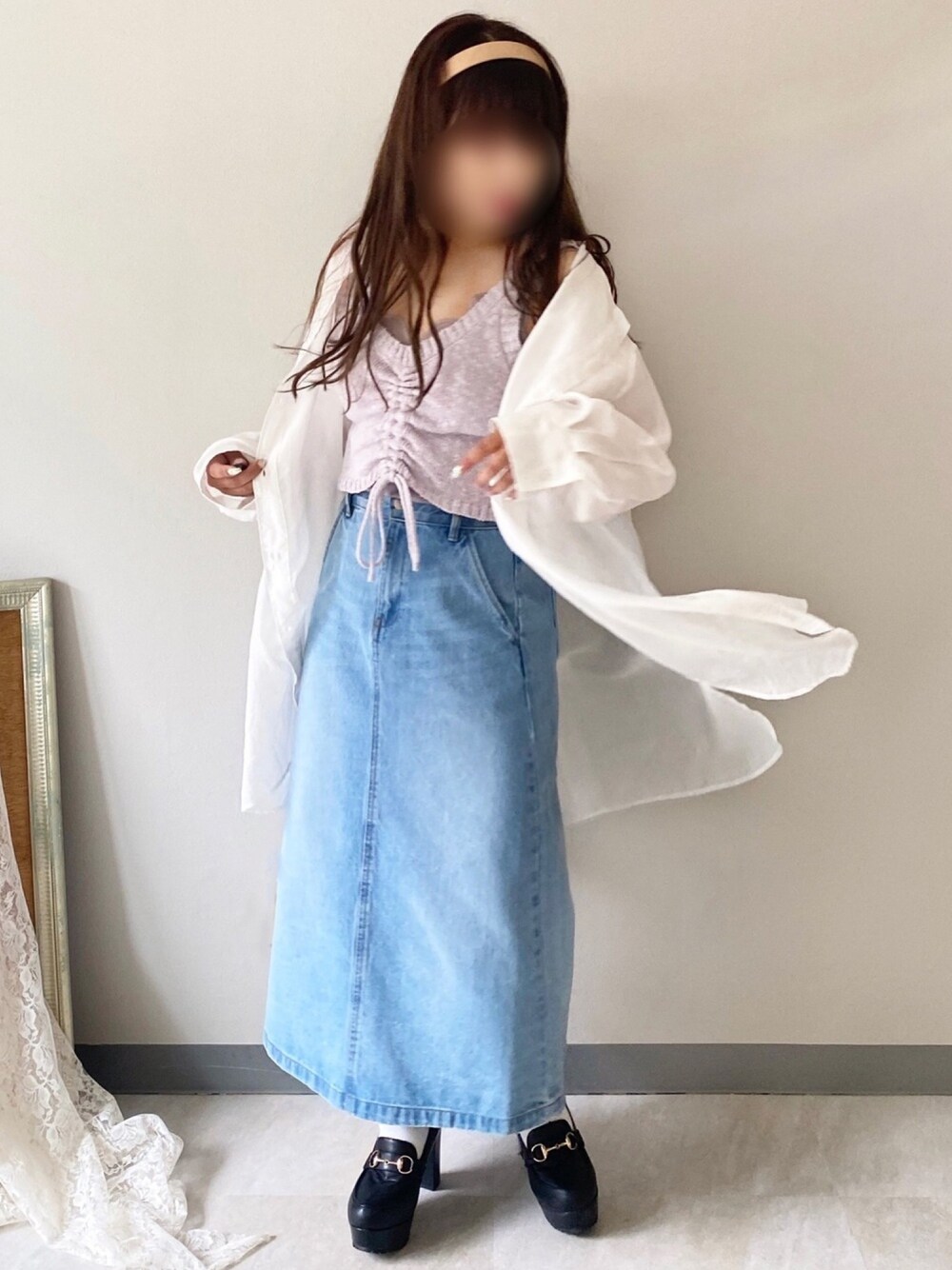 「大人カジュアル、着回しコーデ、低身長、シアートップス、ootd、ホワイト、ビスチェ、スニーカー、ブルー、デニム」｜「Mysa&Liinaのスラブニットビスチェ（ベスト、パープル系）」を使った、* 𝙠𝙧𝙣 *さん（レディース・148cm）の春コーディネートの1枚目の写真
