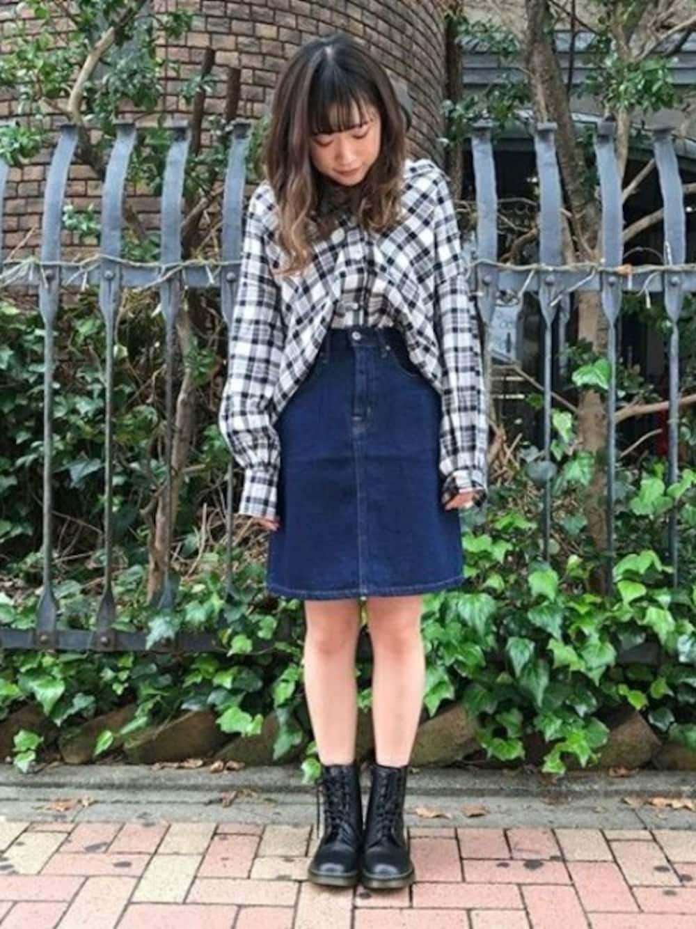 「チェック、ブーツ、チェックシャツ、デニムスカート、ひざ丈スカート、シャツイン、cepo.」｜「cepoのオープンカラーチェックシャツ（シャツ/ブラウス、ホワイト系）」を使った、cepo公式さん（レディース・159cm）の秋コーディネートの1枚目の写真