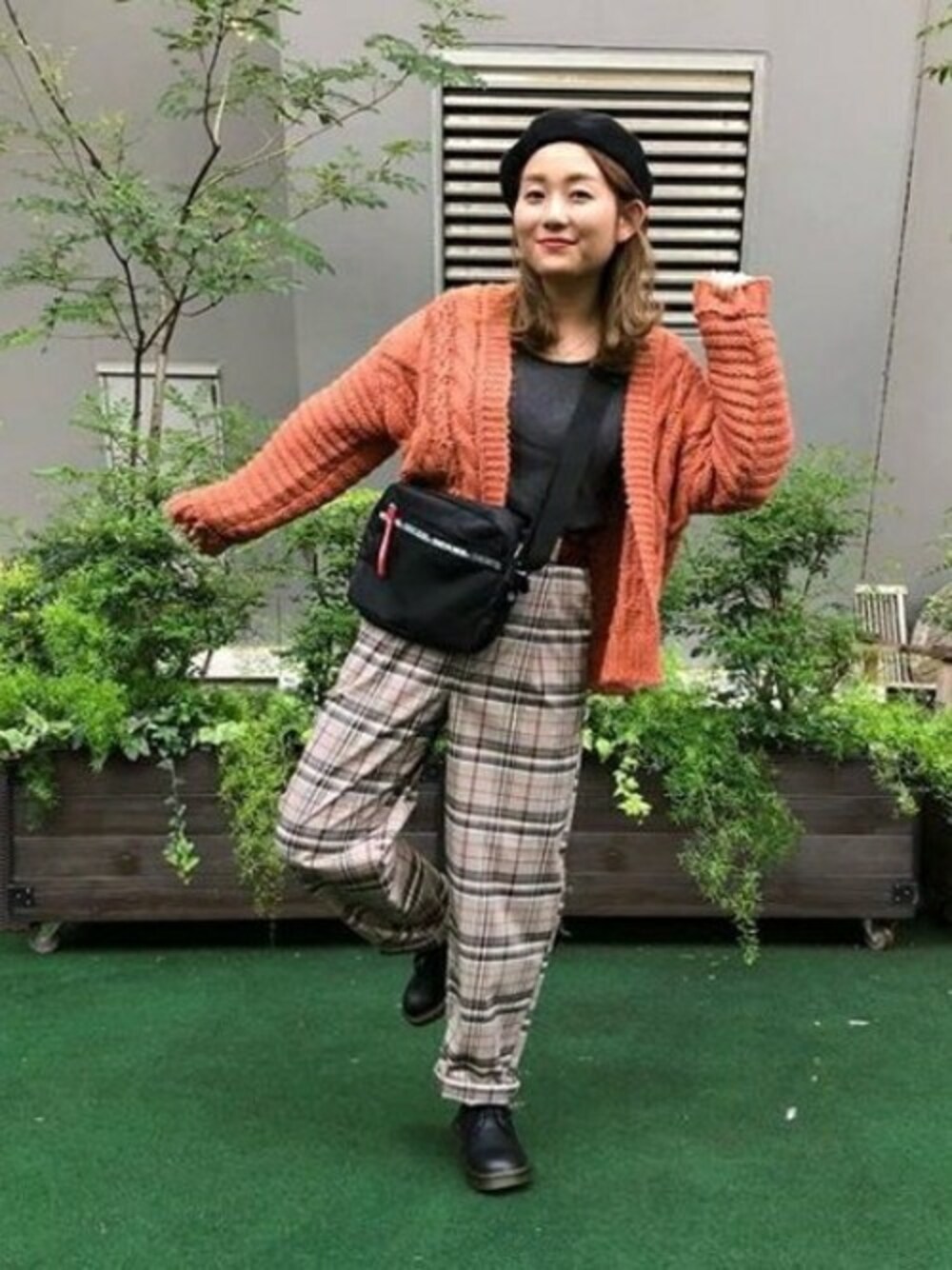 「ニット、ローファー、ケーブルニット、チェックパンツ、cepo.、ディッキーズ(Dickies)」｜「Dickiesのデッキーズ別注ショルダー（ショルダーバッグ、ブラック系）」を使った、cepo公式さん（レディース・153cm）の秋コーディネートの1枚目の写真