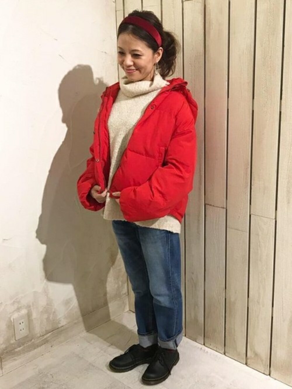 「ニット、デニム、ダウンジャケット、レッド、タートルネックニット、cepo.」｜「cepoのエアコンダウンジャケット（ダウンジャケット/コート、レッド系）」を使った、cepo公式さん（レディース・156cm）の秋コーディネートの1枚目の写真