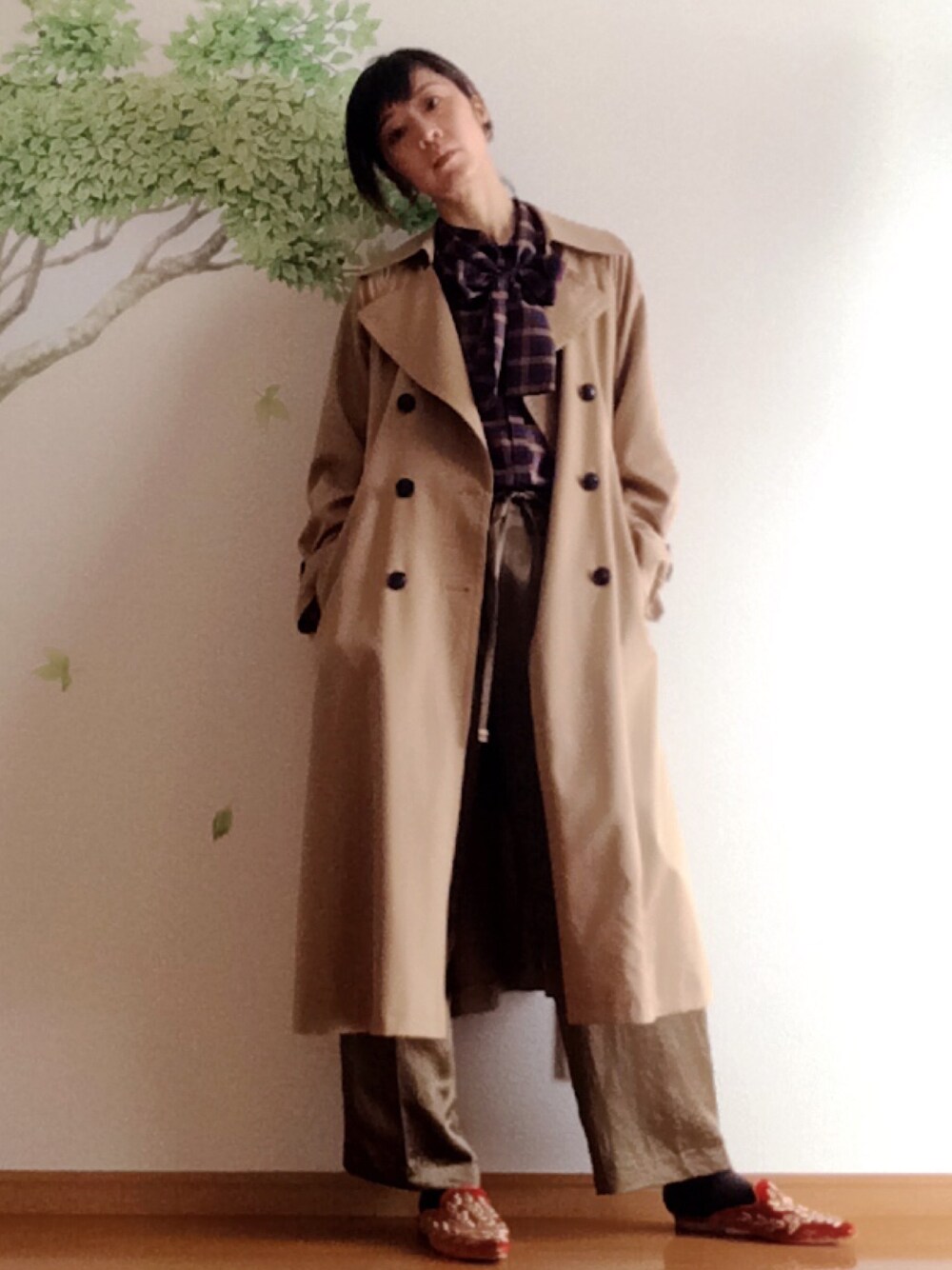 「春コーデ、シンプル、トレンチコート、マスキュリン、華やかカジュアル」｜「GRACE CONTINENTALのチェックボウタイブラウス（シャツ/ブラウス、レッド系）」を使った、sakikikikoさん（レディース・169cm）の春コーディネートの1枚目の写真