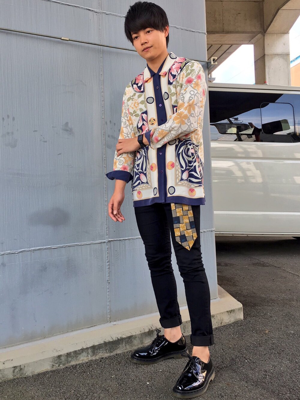 その他のシャツ/ブラウス、イエロー系のネクタイ、ブラック系のデニムパンツを着用したメンズの秋コーディネートの1枚目の写真