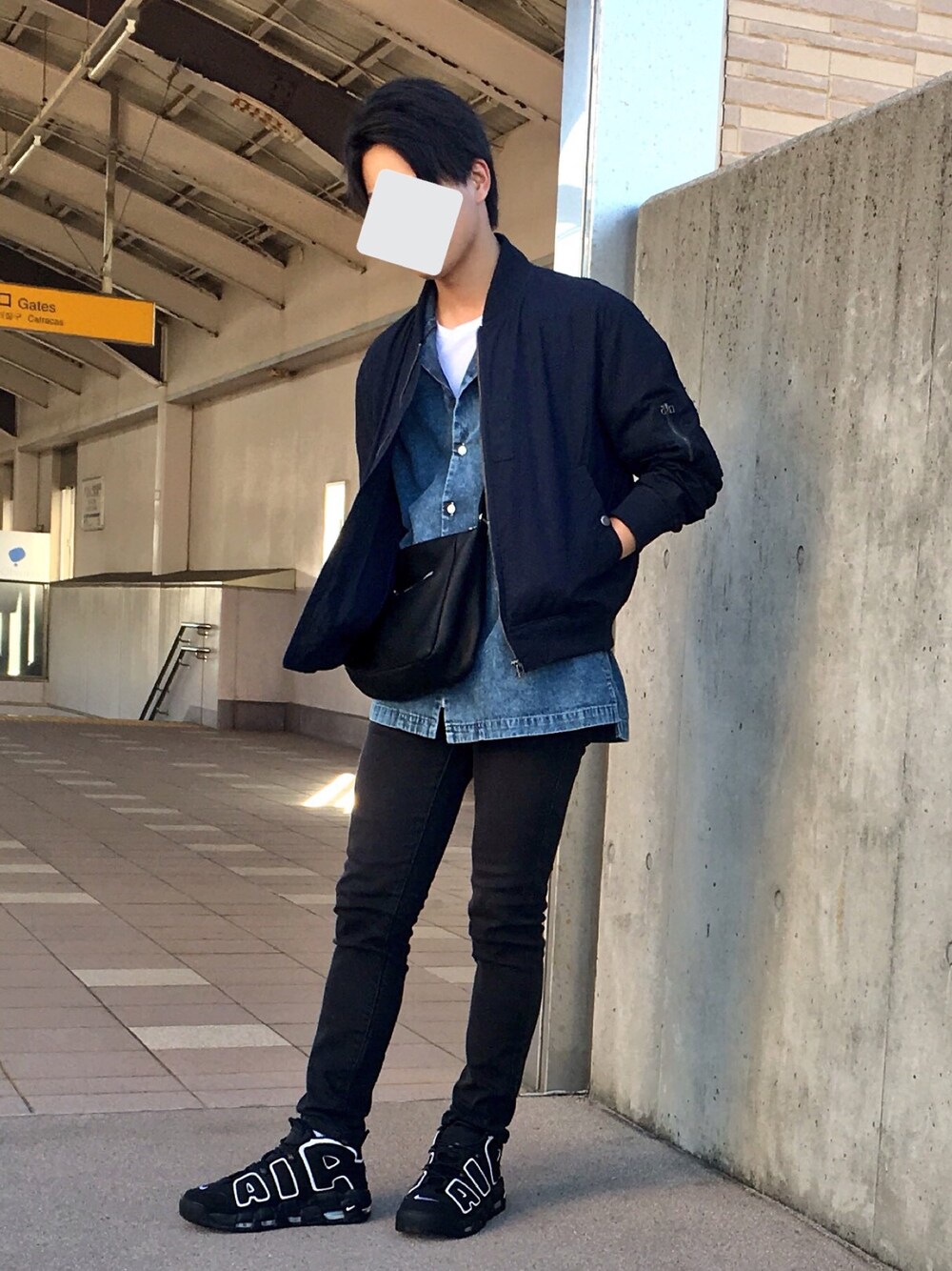 「モアテン、スニーカー、ナイキ、ストリートMIX、ストリート、ストリートカジュアル、MA-1、デニムシャツ、開襟シャツ、エアマックス」｜「HANESの【Hanes】 ジャパンフィットクルーネック2P(2枚組)（Tシャツ/カットソー、ホワイト系）」を使った、ぽせさん（メンズ・166cm）の秋コーディネートの1枚目の写真