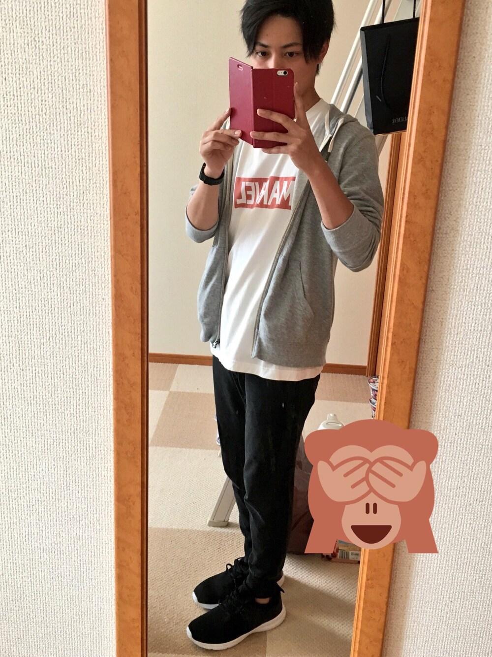 ブラック系のアナログ腕時計を着用したメンズの秋コーディネートの1枚目の写真