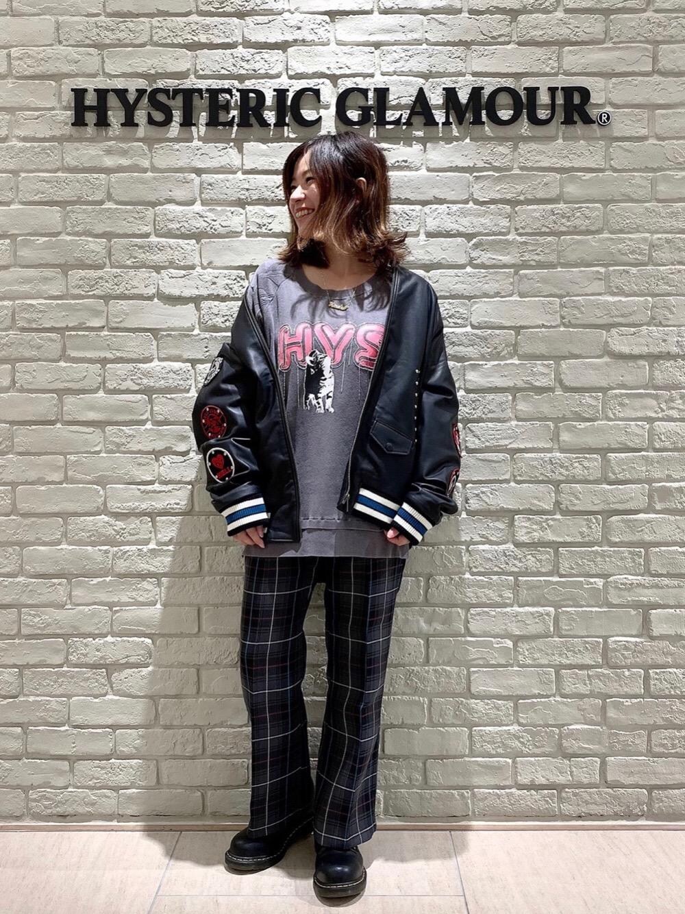 「レザー、チェックパンツ、Hysteric Glamour、ネコ、フレアパンツ、カジュアルコーデ、ヒステリックグラマー、秋コーデ」｜「HYSTERIC GLAMOURのHYS CATチェーン刺繍 プルオーバー（ニット/セーター、グレー系）」を使った、SUZUKIさん（レディース・150cm）の秋コーディネートの1枚目の写真