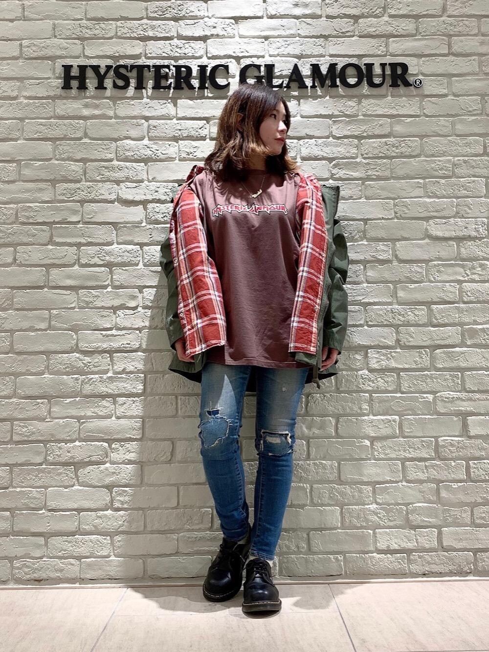 「デニム、チェックシャツ、Hysteric Glamour、カジュアルコーデ、ヒステリックグラマー、オンライン限定、メタルロゴ」｜「HYSTERIC GLAMOURのKPR加工ストレッチデニム スキニーパンツ（デニムパンツ、ブルー系）」を使った、SUZUKIさん（レディース・150cm）の秋コーディネートの1枚目の写真