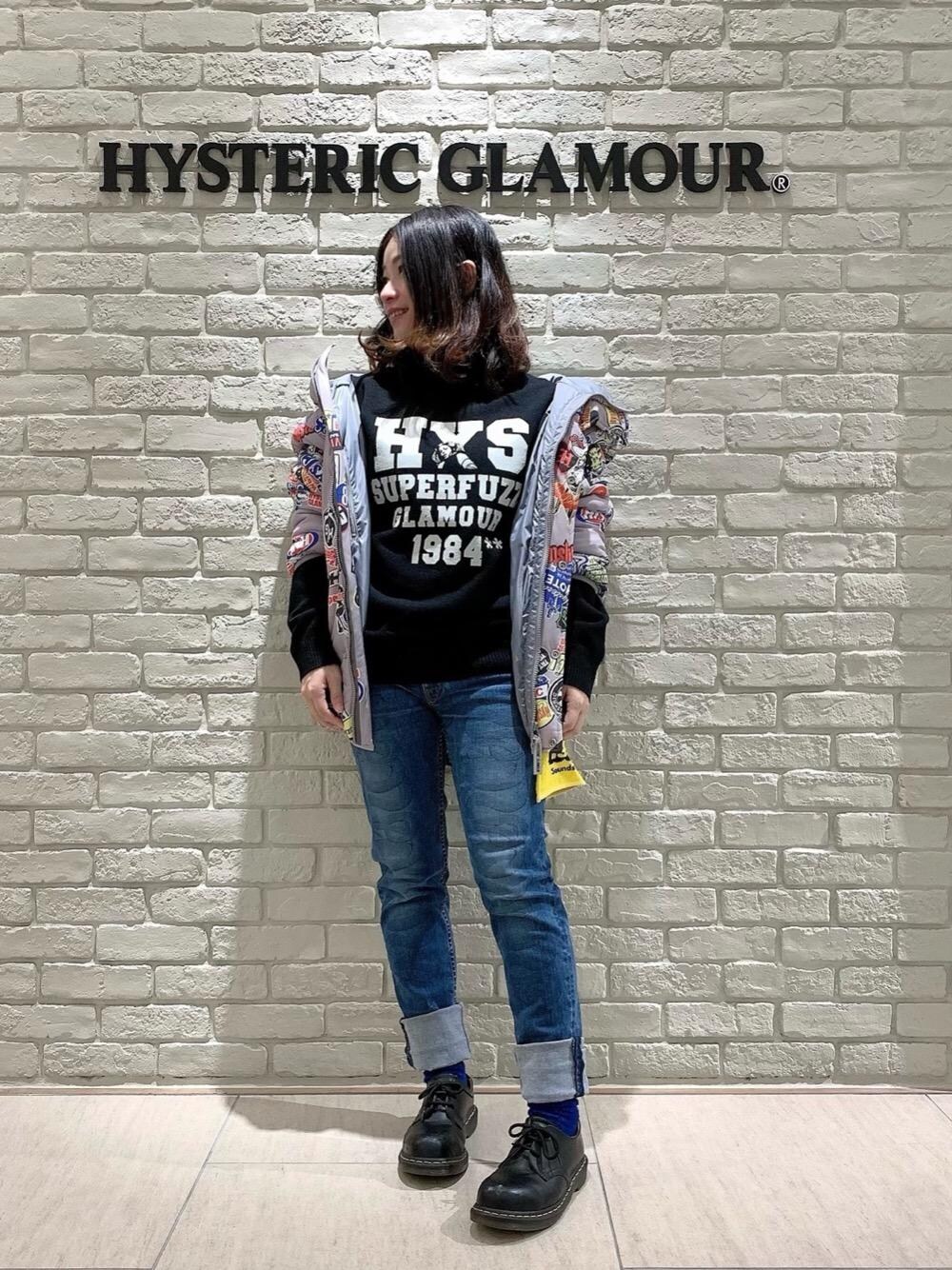 「スキニー、冬コーデ、総柄、プリマロフト、ヒステリックグラマー、スネーク、ニットコーデ、でにむ、hysteric glamour、90'sコーデ」｜「HYSTERIC GLAMOURのHYSTERIC STICKERS柄 フーデッドブルゾン（ブルゾン、シルバー系）」を使った、SUZUKIさん（レディース・150cm）の秋コーディネートの1枚目の写真