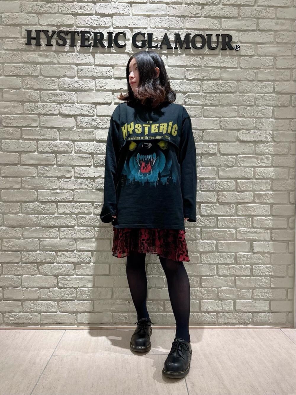 「オーバーサイズ、ベアー、ヒステリックグラマー、ロックコーデ、春こーで、ロンt、hysteric glamour、ﾋﾞｯｸﾞｼﾙｴｯﾄ」｜「HYSTERIC GLAMOURのSKULL PYTHON柄 ティアードワンピース（ワンピース、ピンク系）」を使った、SUZUKIさん（レディース・150cm）の冬コーディネートの1枚目の写真