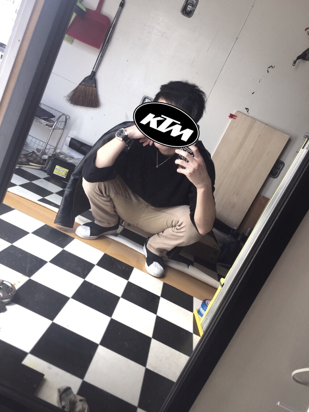 「なんちゃって大人カジュアル、革ジャン、春コーデ、adidas、EDWIN、Diesel、UNIQLO」｜「DIESELのアイテム（アナログ腕時計、ブラック系）」を使った、さこんさん（メンズ・164cm）の春コーディネートの1枚目の写真