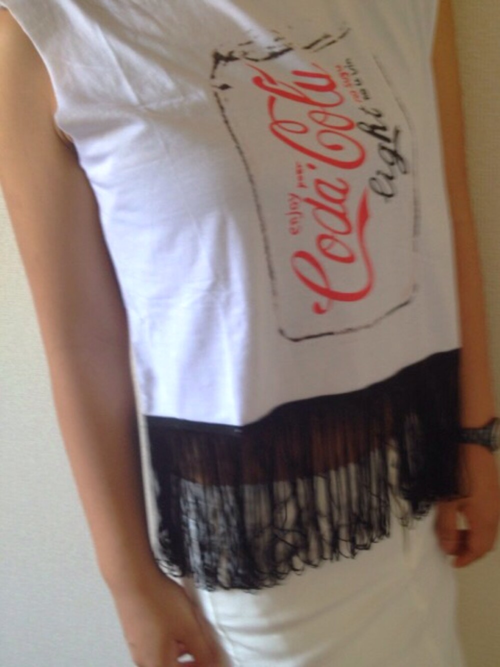 「コカコーラ、コカコーラTシャツ、フリンジトップス、デニムスカート、海コーデ、Tシャツ、ショート丈トップス、ふたごコーデ、夏コーデ、スニーカーコーデ」｜「Bonne Journéeのアイテム（Tシャツ/カットソー、ホワイト系）」を使った、BJ/海外直輸入セレクトショップさん（レディース・152cm）の春コーディネートの1枚目の写真