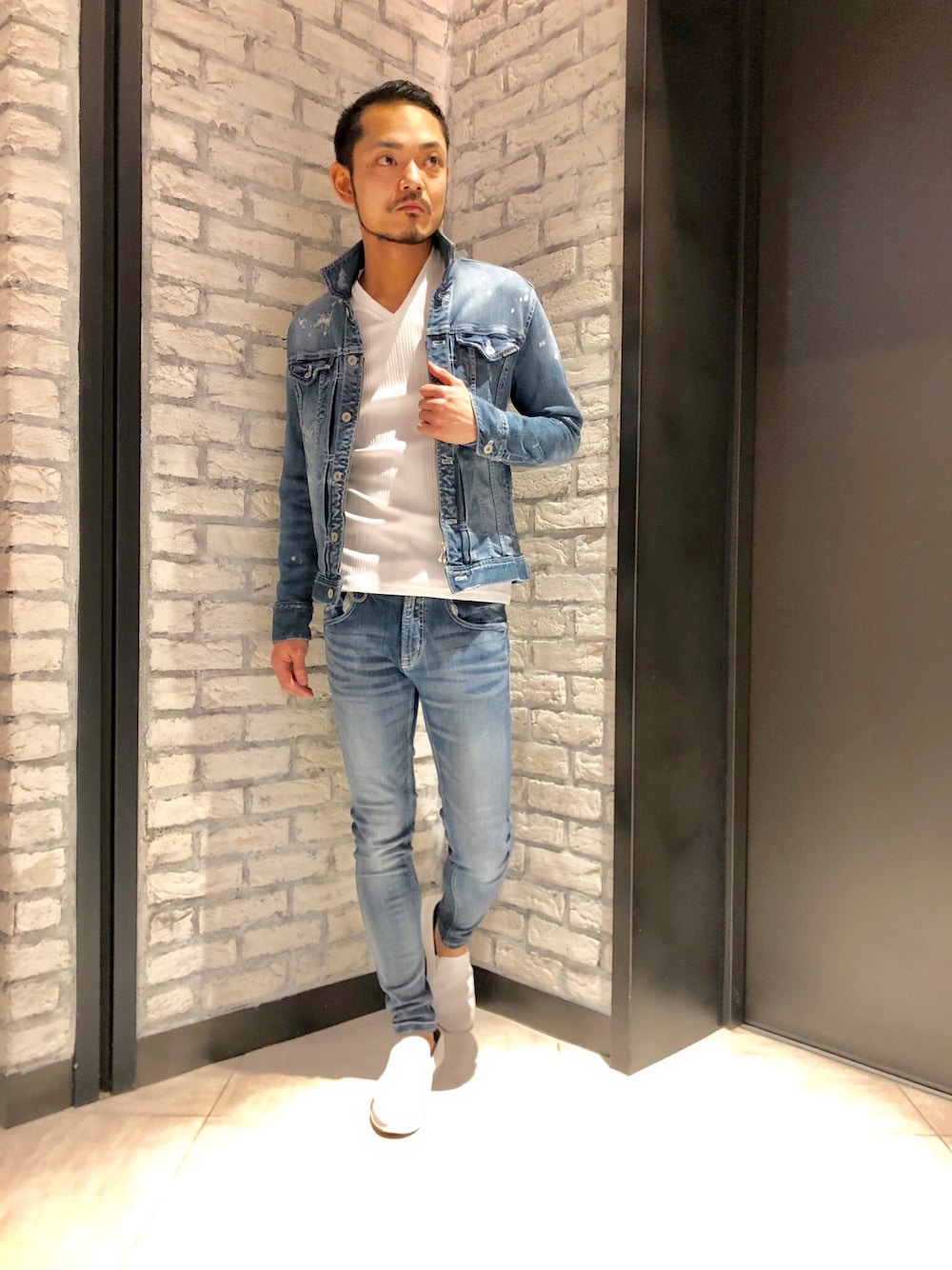 ブルー系のデニムジャケット、ホワイト系のTシャツ/カットソー、ブルー系のデニムパンツを着用したメンズの冬コーディネートの1枚目の写真