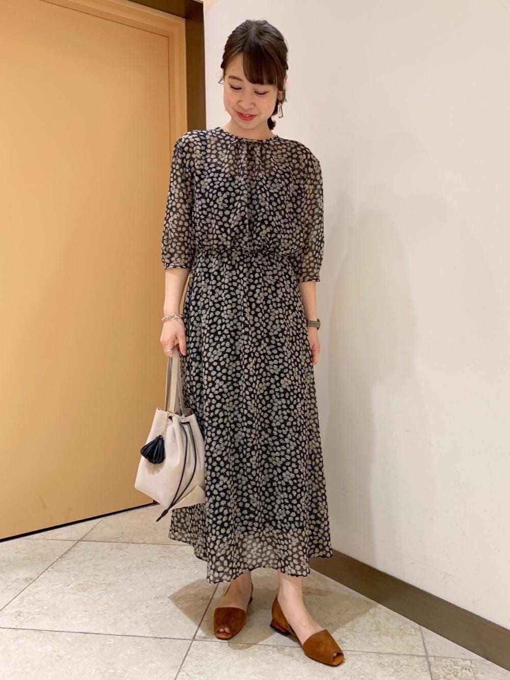 「ワンピース、オデット エ オディール、春コーデ、オトナカジュアル」｜「HALINのHALIN&O ﾀｯｾﾙｷﾝﾁｬｸ（ショルダーバッグ、ベージュ系）」を使った、恩田　オデット エ オディール スタッフさん（レディース・162cm）の春コーディネートの1枚目の写真