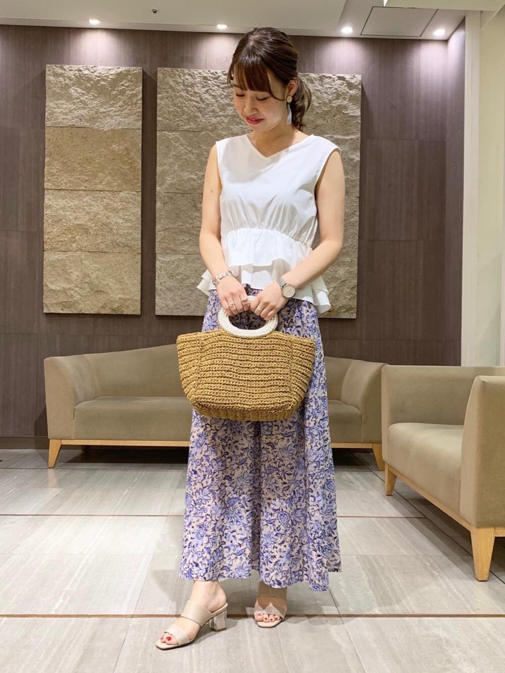 「シンプル、Aラインスカート、休日スタイル、オデット エ オディール、かごバッグ、クリアヒール、ミュール、Sandals styling」｜「CachellieのCachellie P-beadsH トート（かごバッグ、ブラウン系）」を使った、恩田　オデット エ オディール スタッフさん（レディース・162cm）の夏コーディネートの1枚目の写真