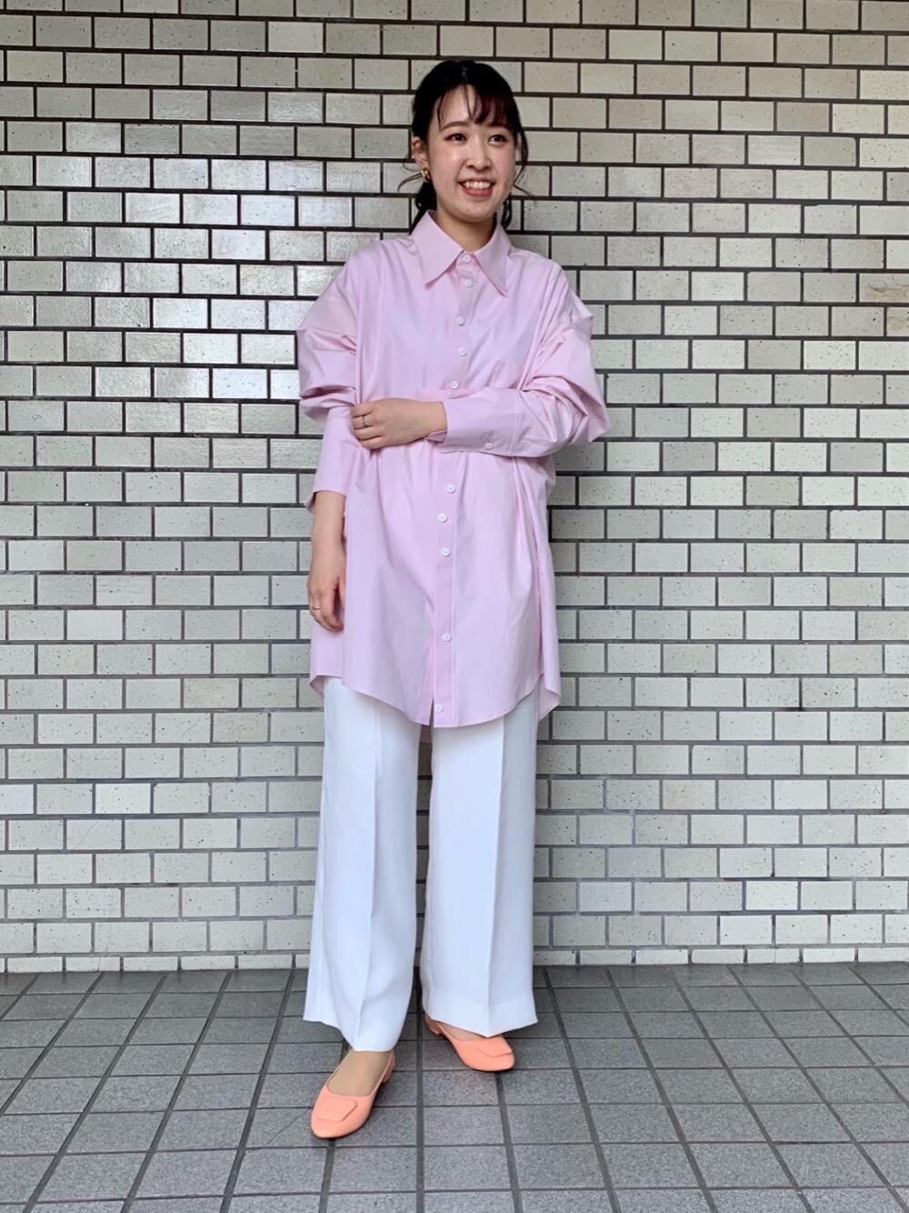 「ピンク、大人カジュアル、ワイドパンツ、春コーデ、ユナイテッドアローズ、ビッグシャツ、オデットエオディール、Flat shoes styling」｜「ODETTE E ODILEの【WEB限定】O カバードモチーフ FLT15●（パンプス、オレンジ系）」を使った、恩田　オデット エ オディール スタッフさん（レディース・162cm）の冬コーディネートの1枚目の写真