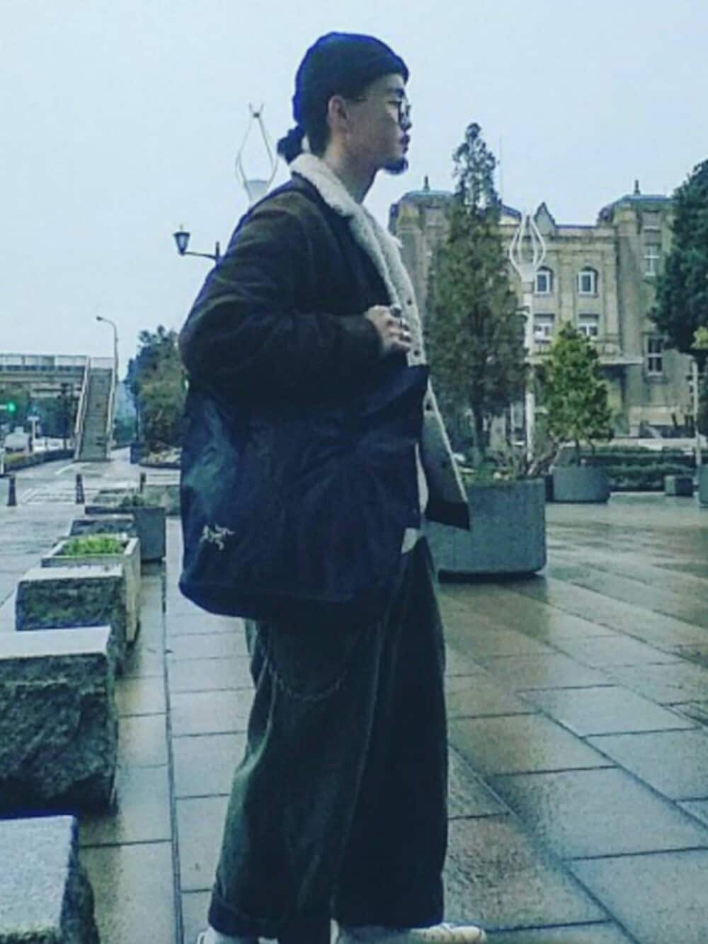 「古着、古着MIX、levi’s、コンバース、ミリタリー、スニーカー、nano・universe、ニットキャップ、古着好きな人と繋がりたい、vintage」｜「ARC'TERYXのARC'TERYX / アークテリクス：BLANCA 19 TOTE -BLACK-：ブランカ：L06806700[STD]（トートバッグ、ブラック系）」を使った、RIKUSONさん（メンズ・165cm）の冬コーディネートの1枚目の写真